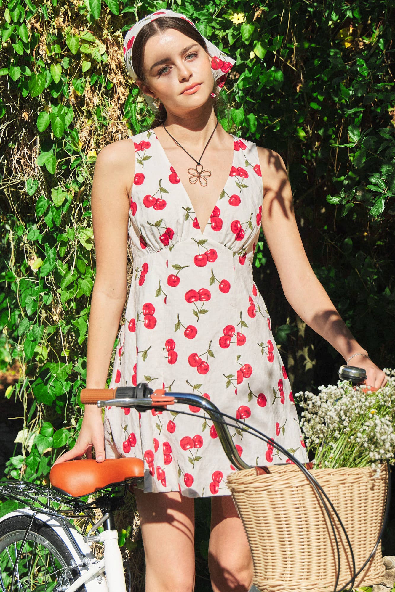 DEEP V NECK PRINTED SLEEVELESS DRESS: CHERRY / S25043UGG