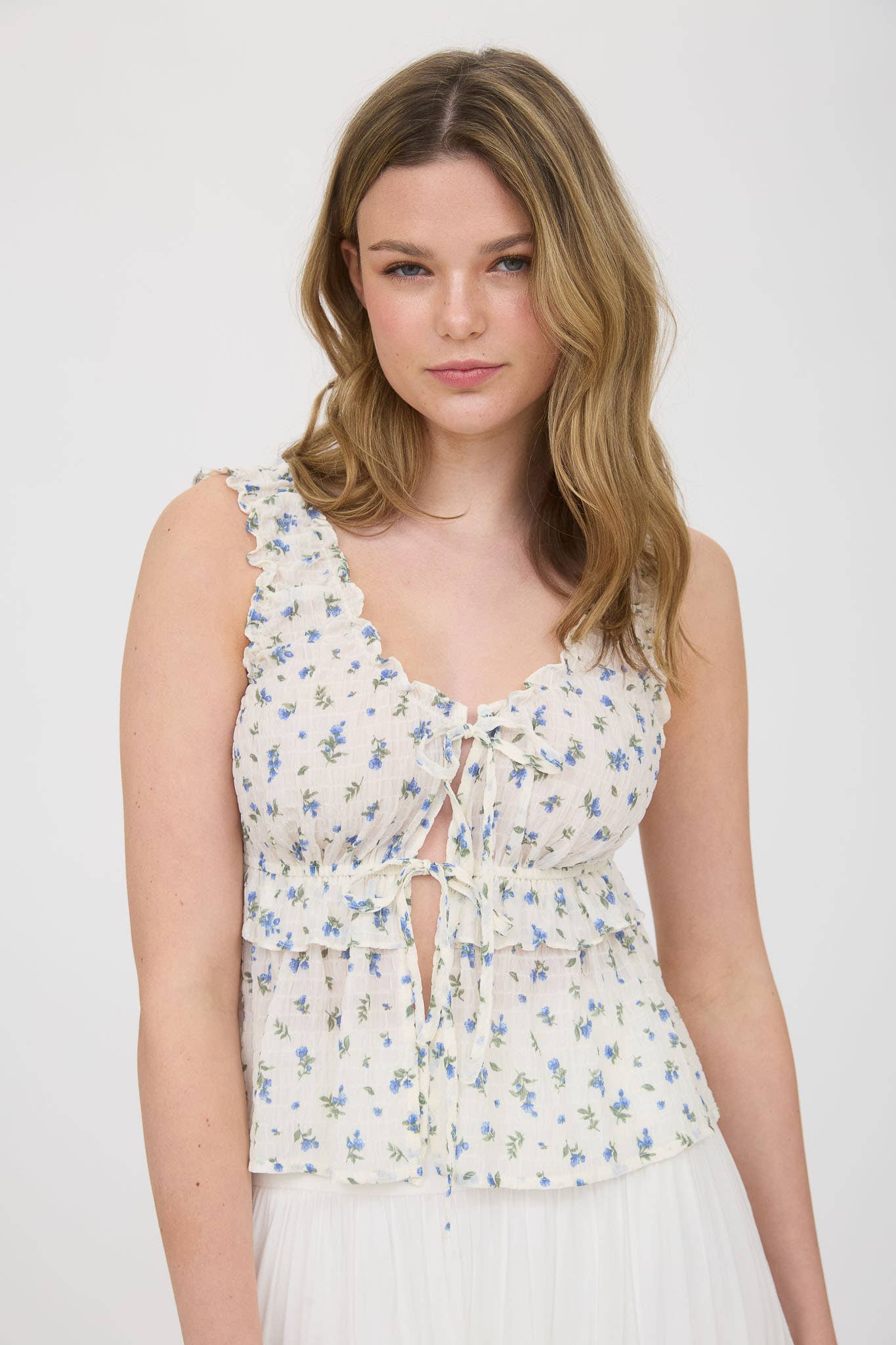 FLORAL PRINT LETTUCE TRIM FRONT TIE BLOUSE: OFF WHITE TB8927