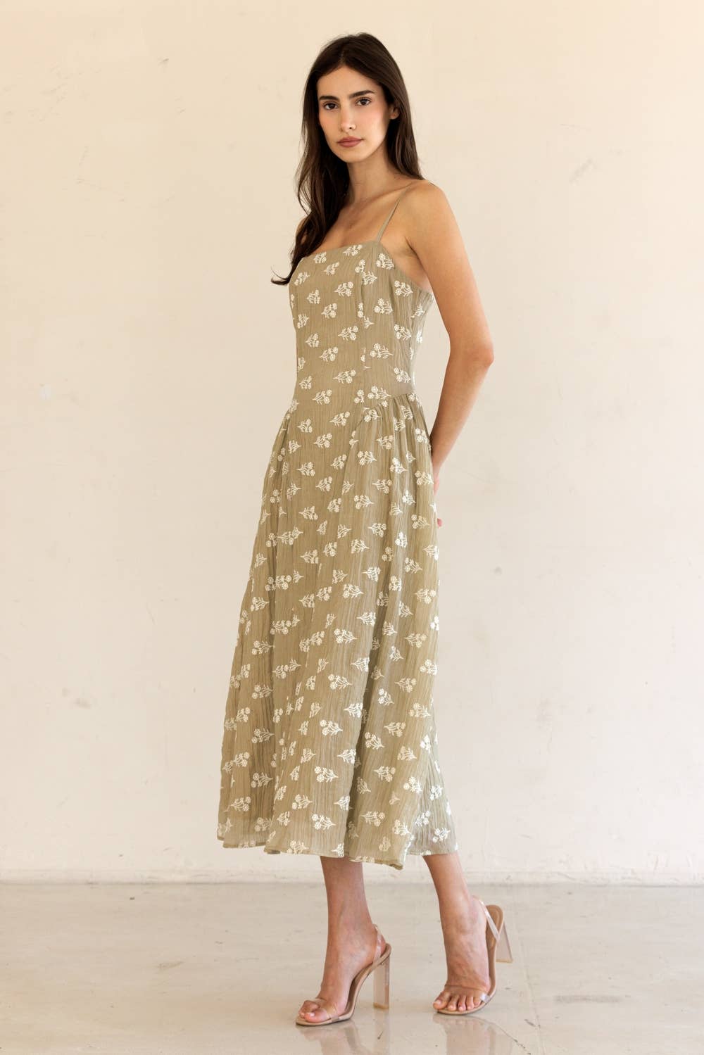 JD7742-FLORAL EMBROIDERED MIDI DRESS: TAUPE/IVORY