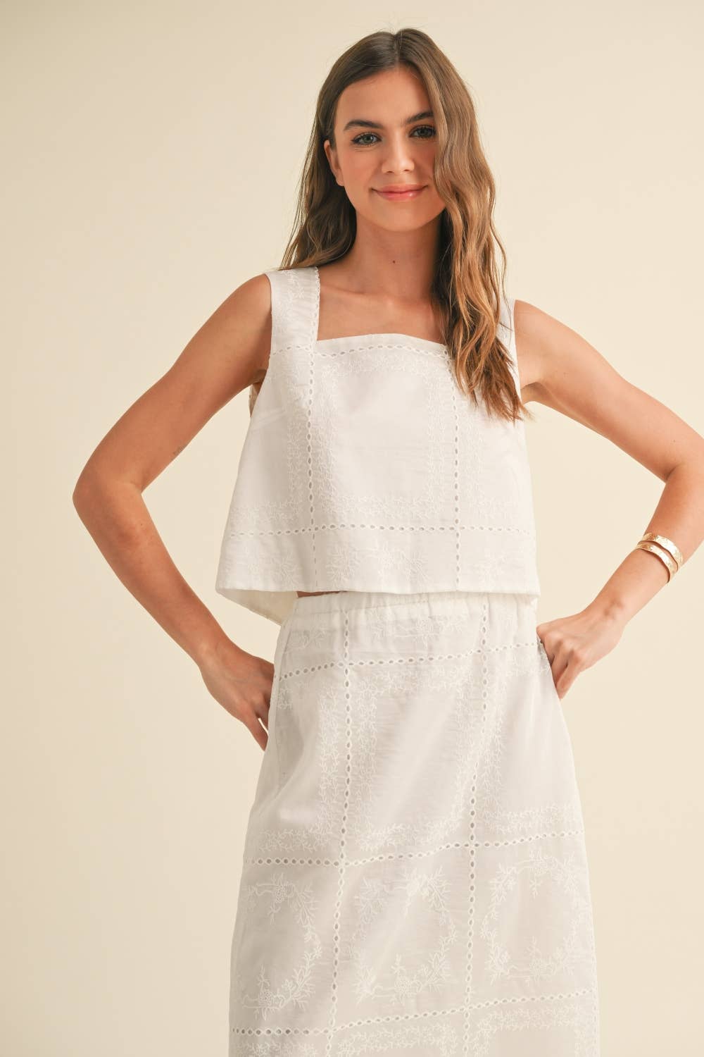 T4844ST EYELET DETAIL SLEEVELESS TOP: WHITE