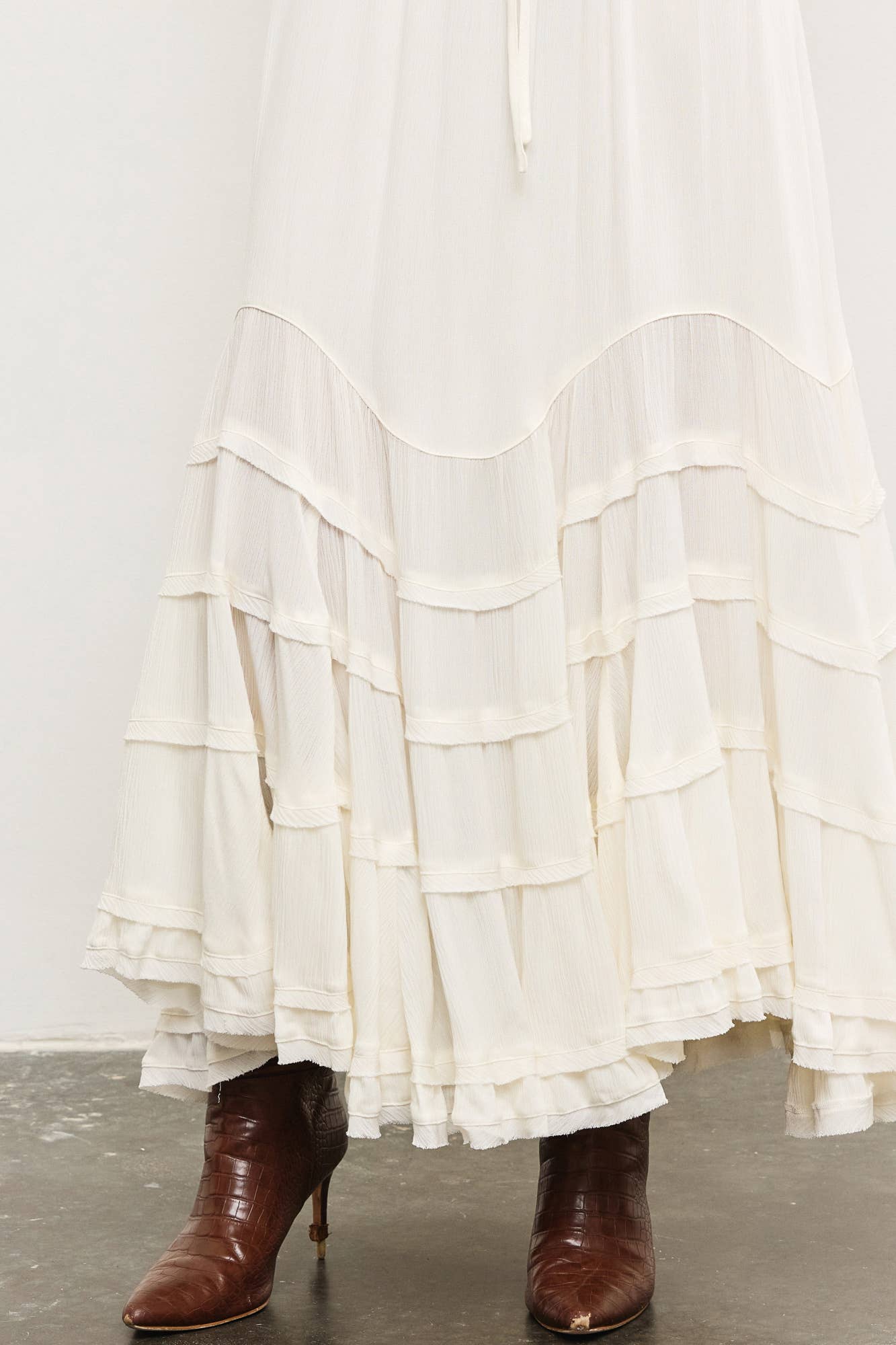 TIE FRONT WAVE TIERED SKIRT: OFF WHITE / S24230