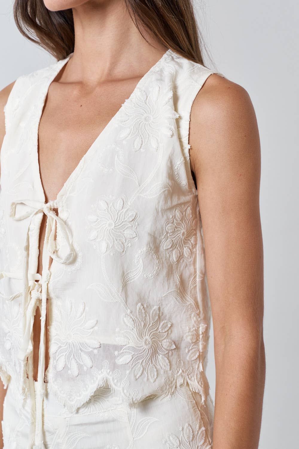 ILT3632 FLORAL EMBROIDERY FRONT TIE SLEEVELESS TOP: NATURAL