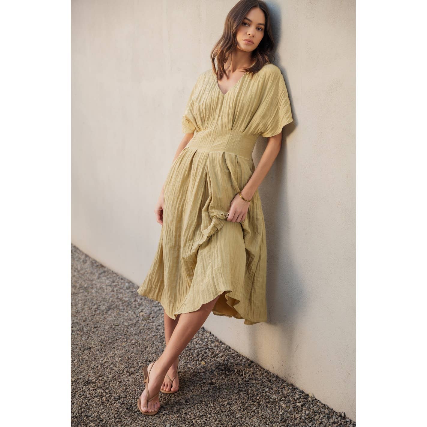 TEXTURE WOVEN V NECK PLEAT DETAIL MIDI DRESS: FAWN / FD67945_1