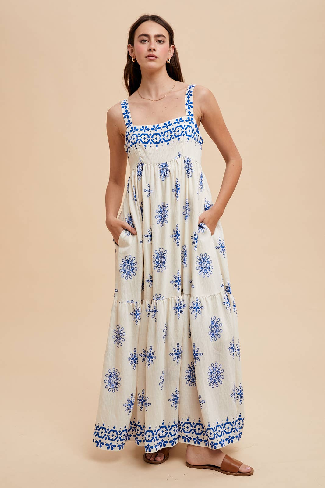 BORDER PRINT MAXI DRESS: BRAN / ILD6311