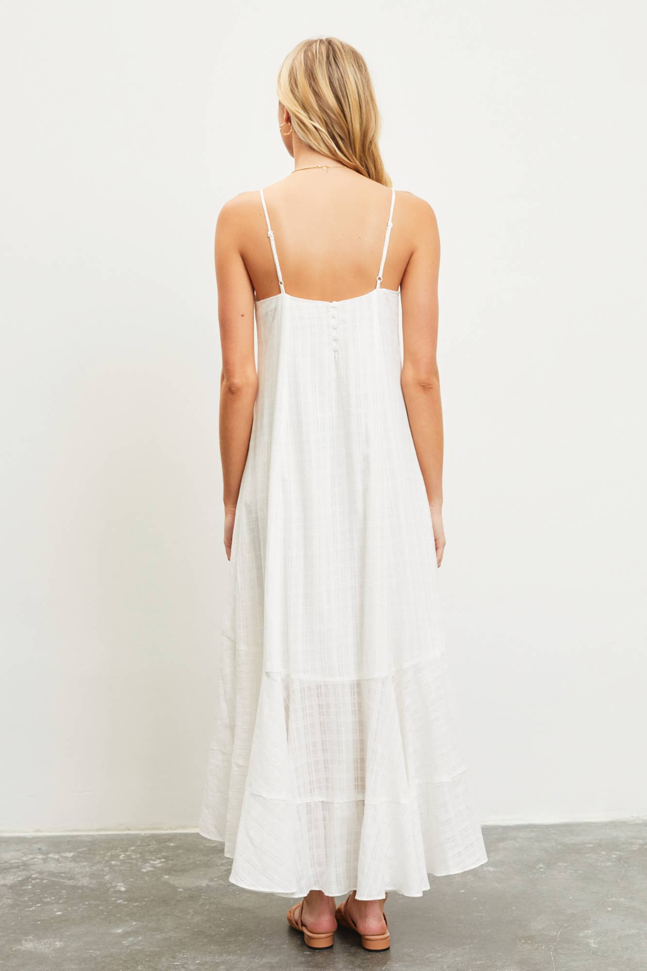 BUTTON BACK DETAIL CAMI DRESS: OFF WHITE / S23135