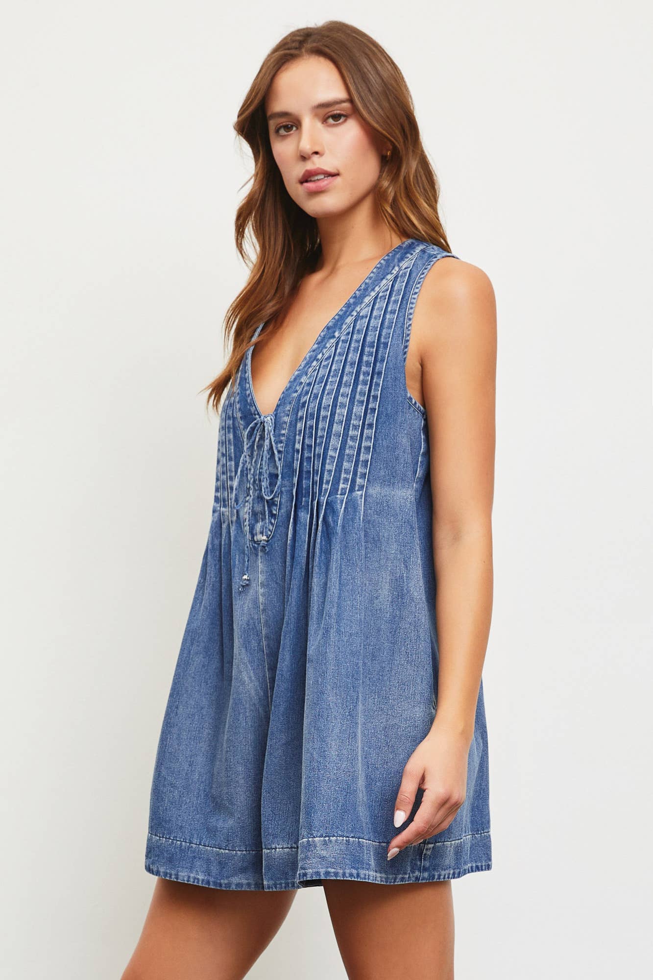 TIE WITH PLEATED DENIM ROMPER: WASHED DENIM / DS0590