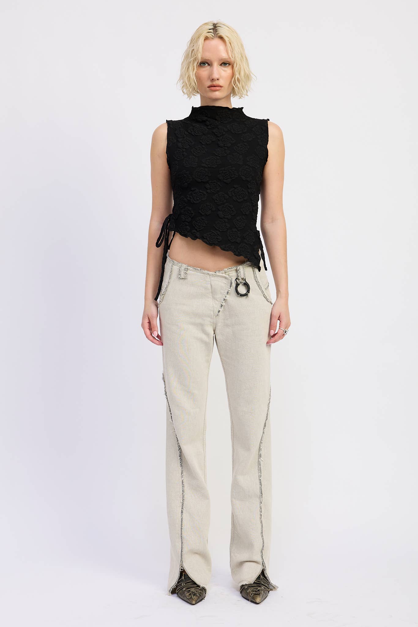 MOCK NECK SLEEVELESS TOP WITH SIDE TIE: BLACK / IPG3229T
