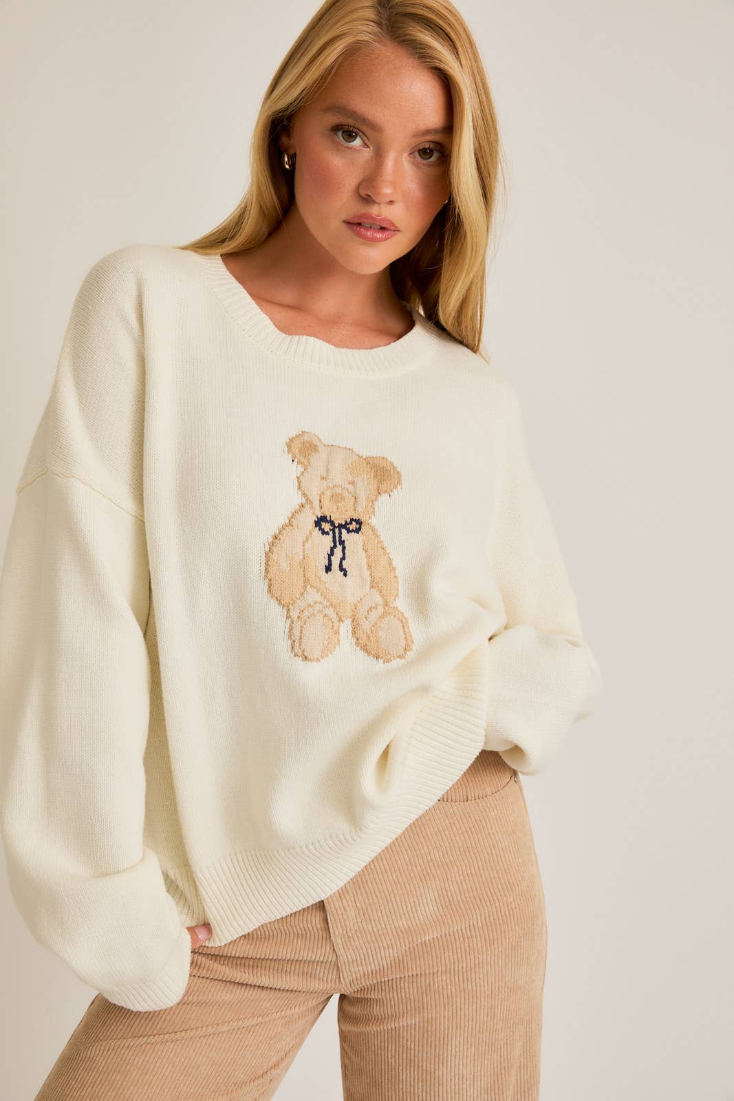 LONG SLEEVE CREW NECK TEDDY BEAR GRAPHIC SWEATER: White / IWT5160