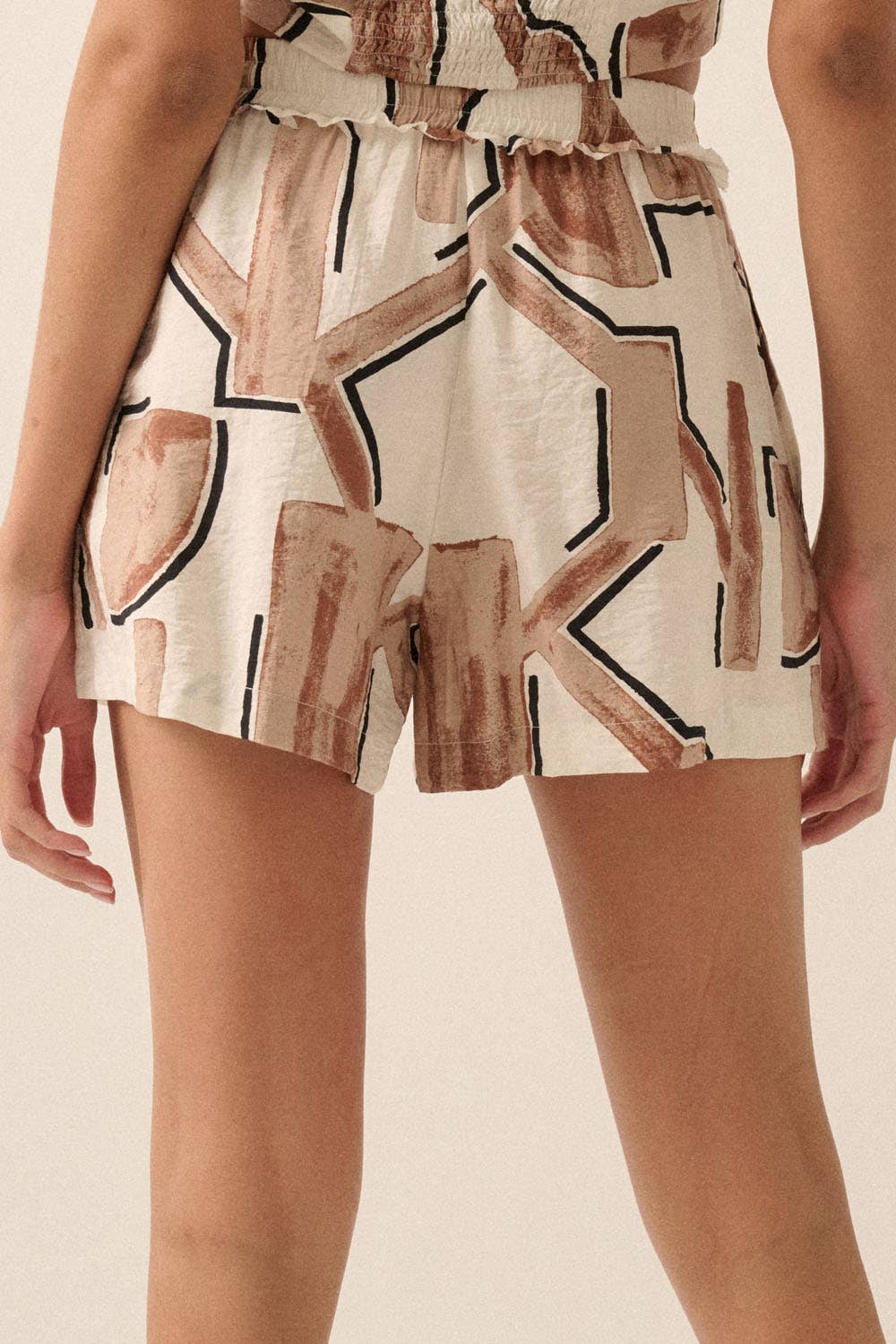 Abstract-Print Woven Drawstring Pocket Shorts: BLACK-CREAM / NPC2242C