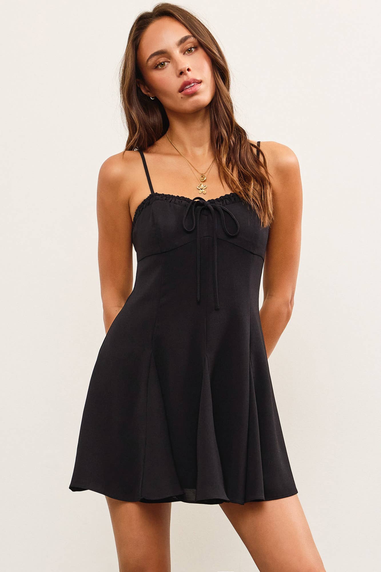 TIE FRONT SHIRRING FLARE CAMI DRESS: Black / C50086
