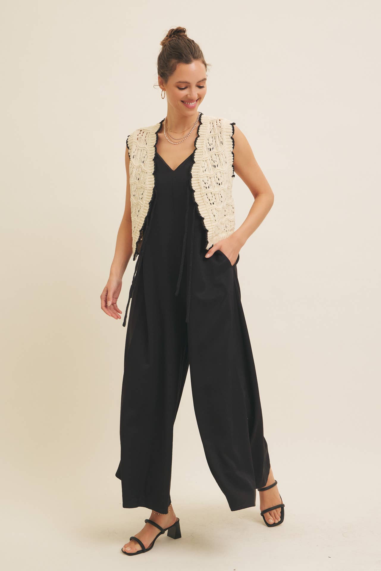 CROCHET SWEATER VEST WITH SCALLOP AND BOW DETAILS: NATURAL/BLACK / 1719SW