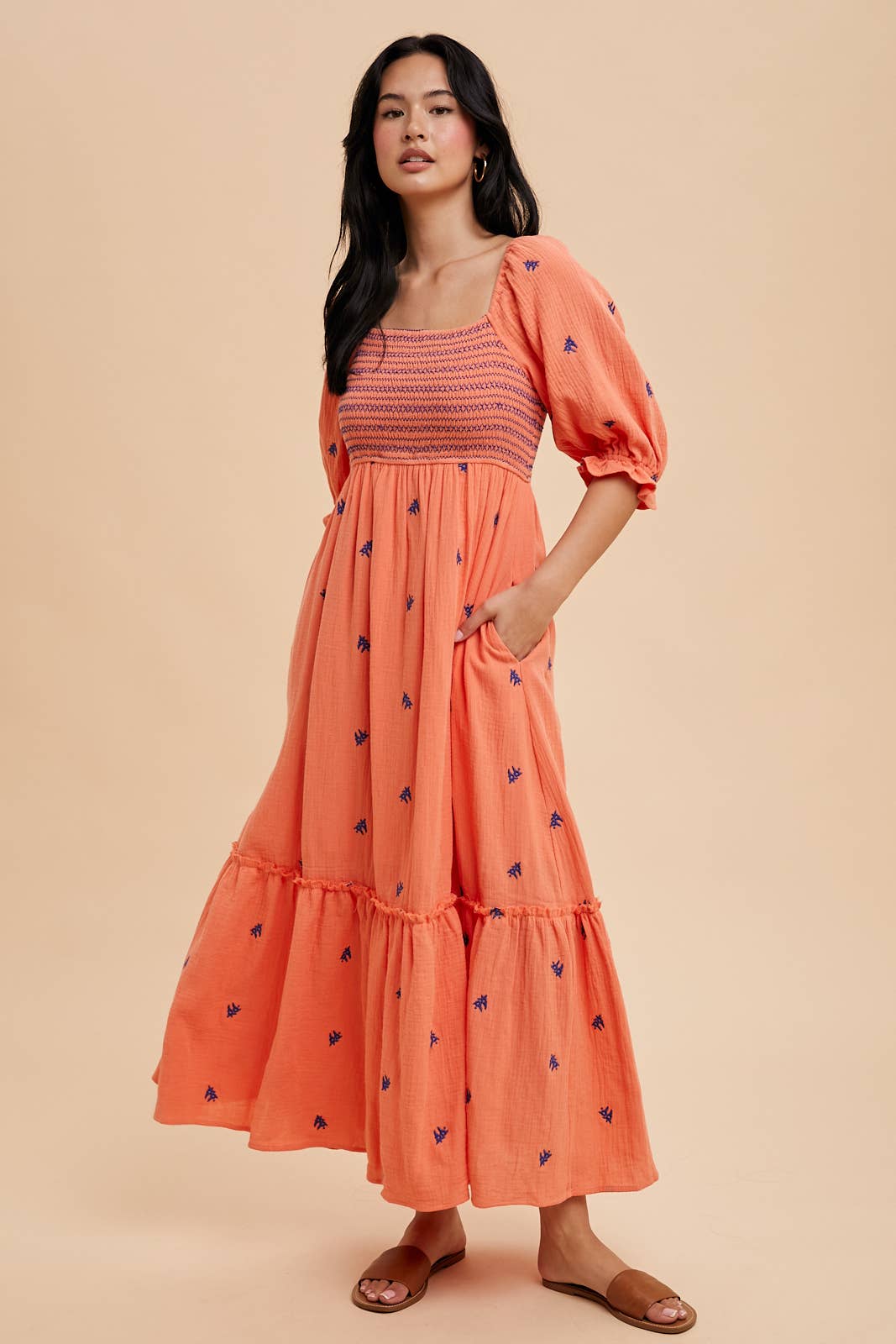 EMBROIDERED COTTON GAUZE SMOCKED DRESS: OFF WHITE / ILD5490