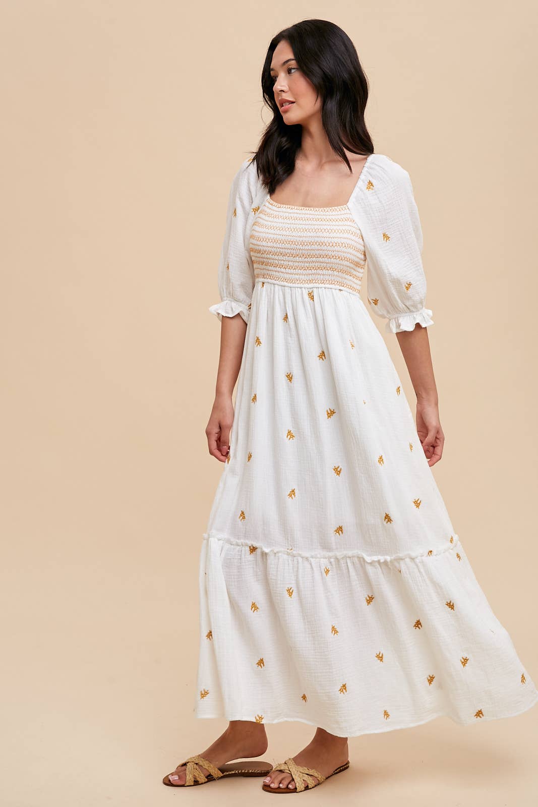 EMBROIDERED COTTON GAUZE SMOCKED DRESS: OFF WHITE / ILD5490