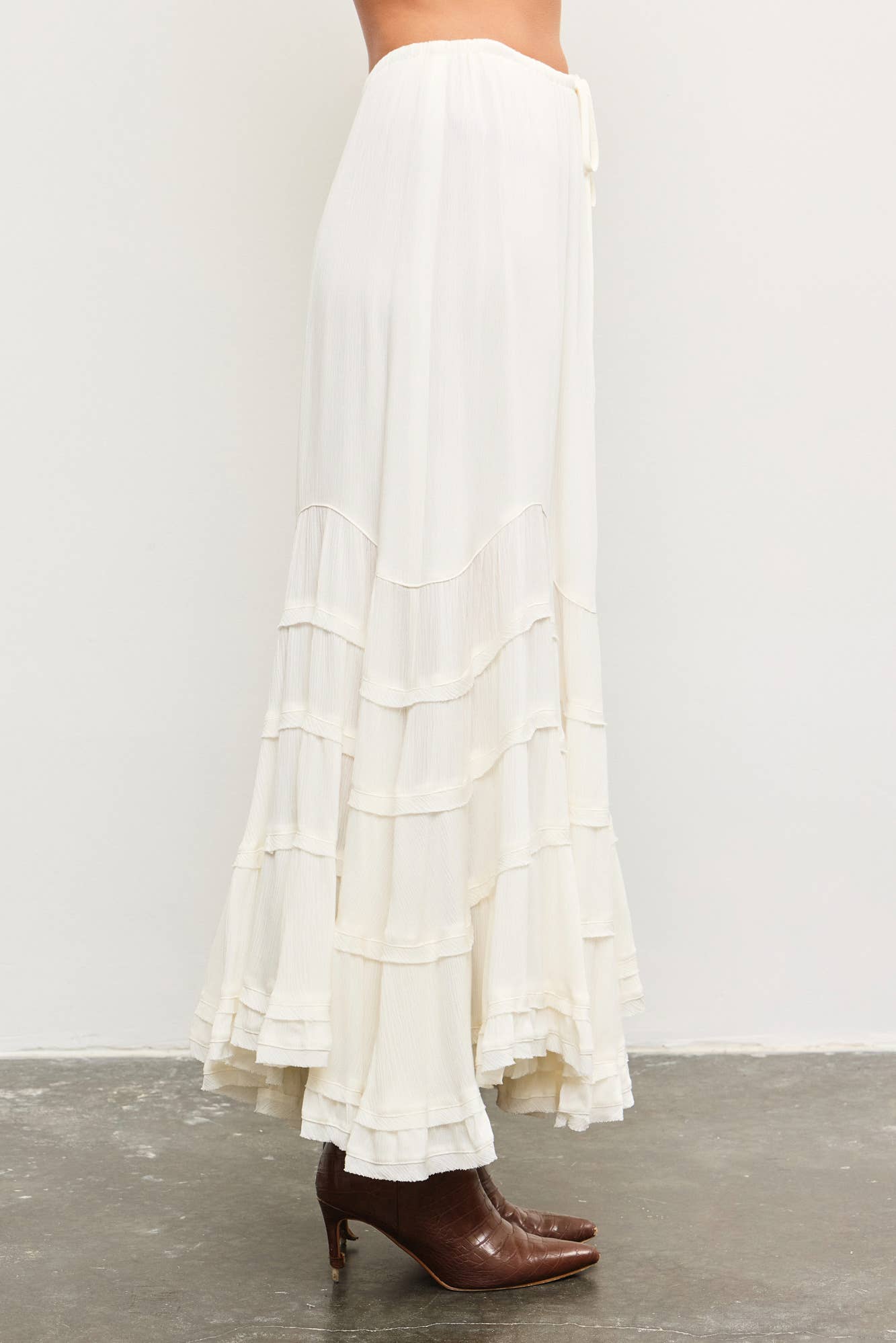 TIE FRONT WAVE TIERED SKIRT: OFF WHITE / S24230