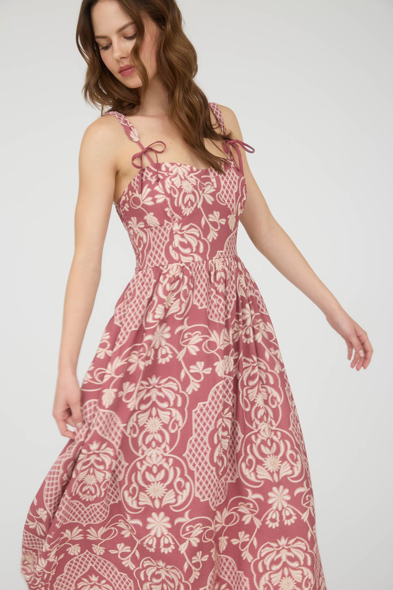 FLORAL DAMASK BOW DETAIL SLEEVELESS MIDI DRESS: DARK MAUVE CR2647