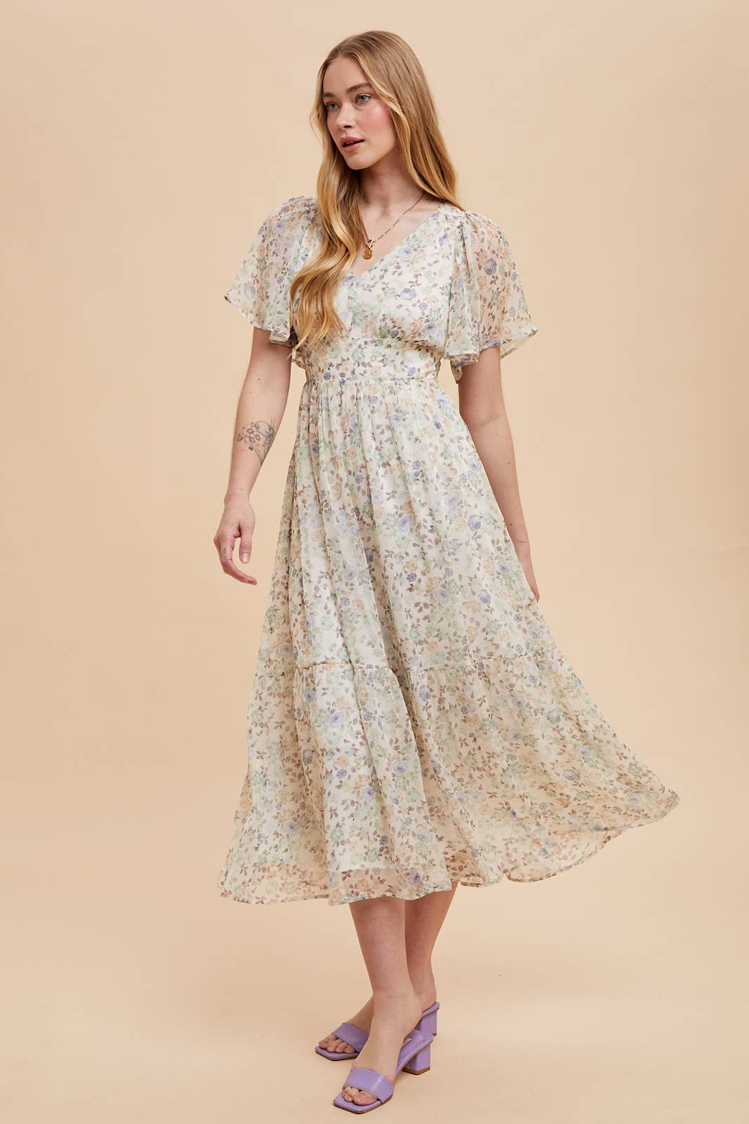 FLORAL FLUTTER SLEEVE MAXI DRESS: CREME GARDEN FLORAL / ILD6292