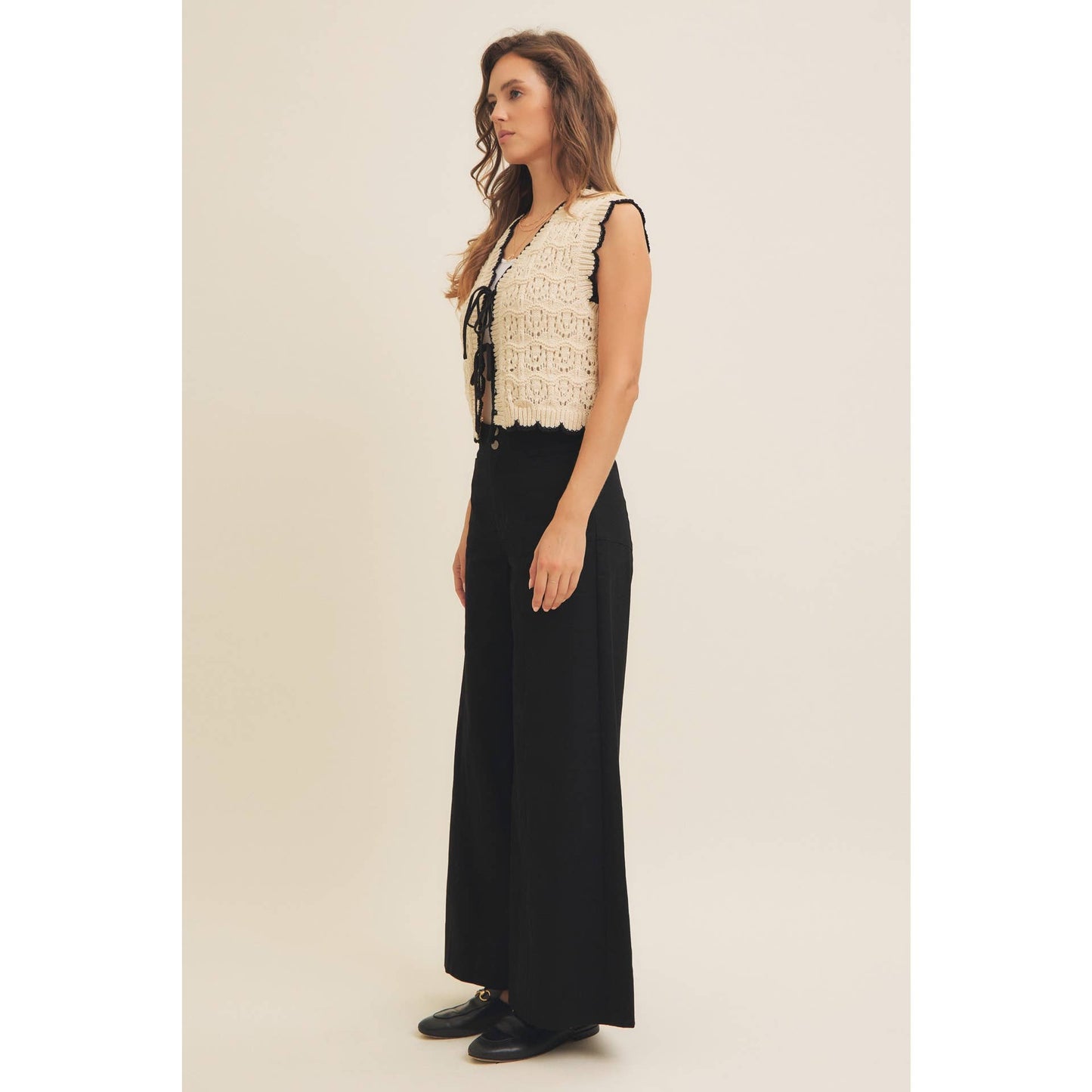 CROCHET SWEATER VEST WITH SCALLOP AND BOW DETAILS: NATURAL/BLACK / 1719SW