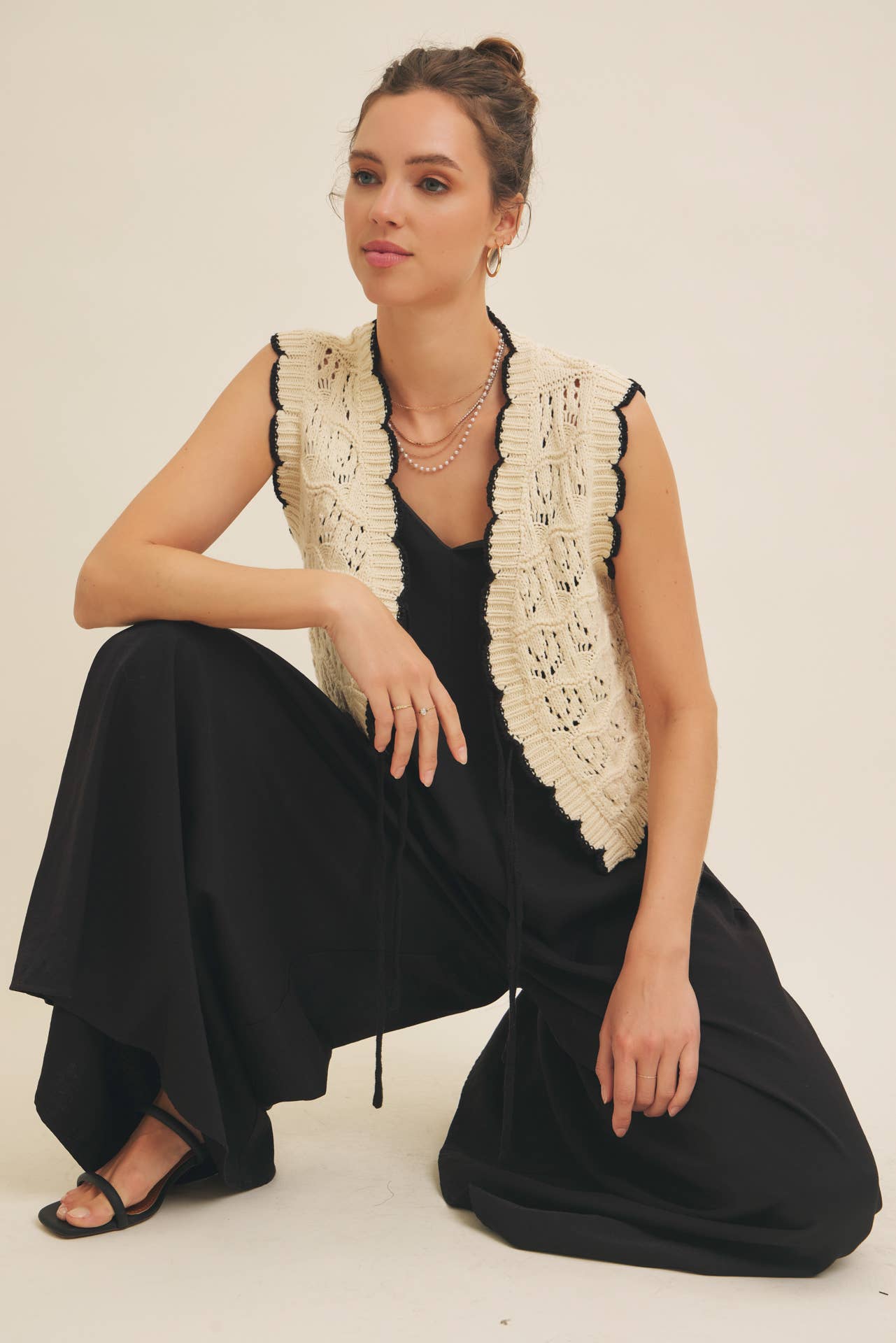 CROCHET SWEATER VEST WITH SCALLOP AND BOW DETAILS: NATURAL/BLACK / 1719SW