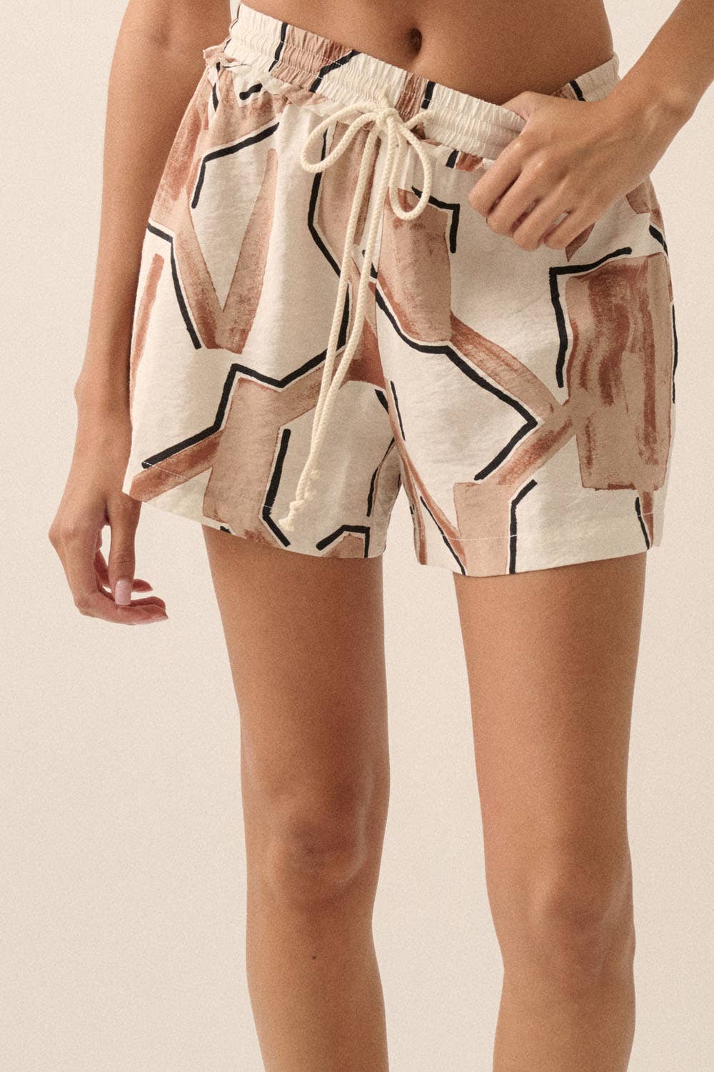 Abstract-Print Woven Drawstring Pocket Shorts: BLACK-CREAM / NPC2242C