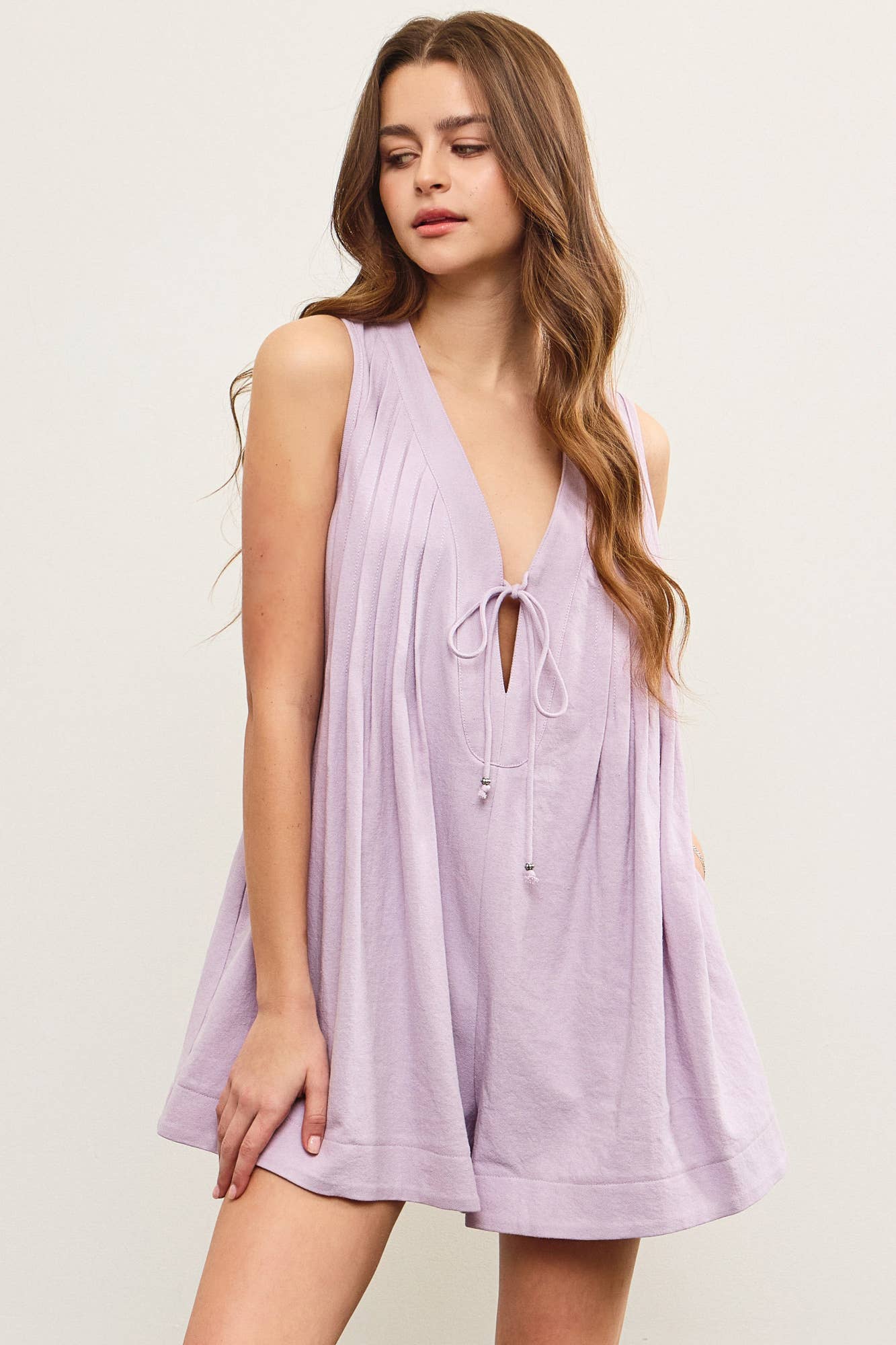DEEP V NECK TIED FRONT PLEATED SLEEVELESS ROMPER: White / S24721
