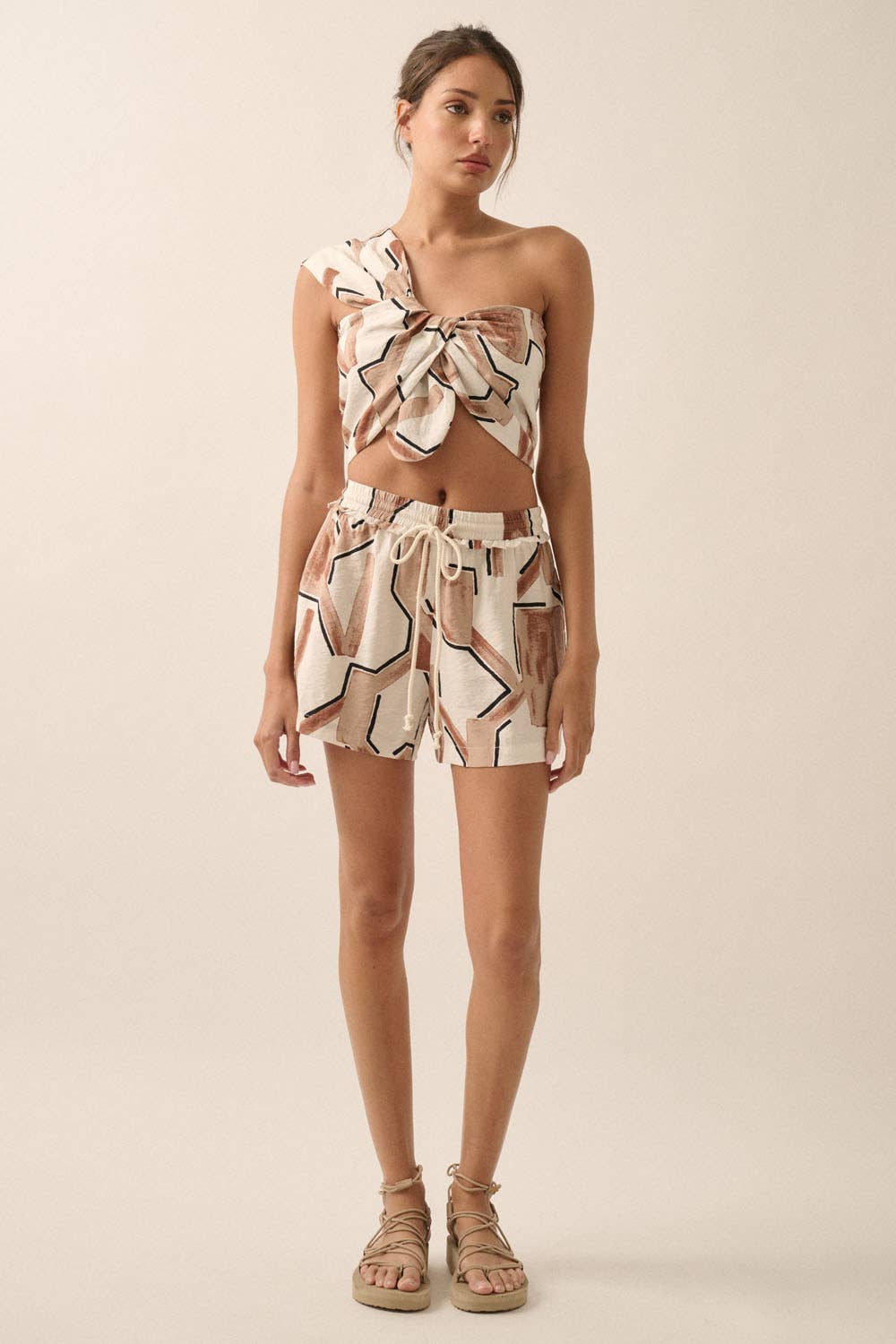 Abstract-Print Woven Drawstring Pocket Shorts: BLACK-CREAM / NPC2242C