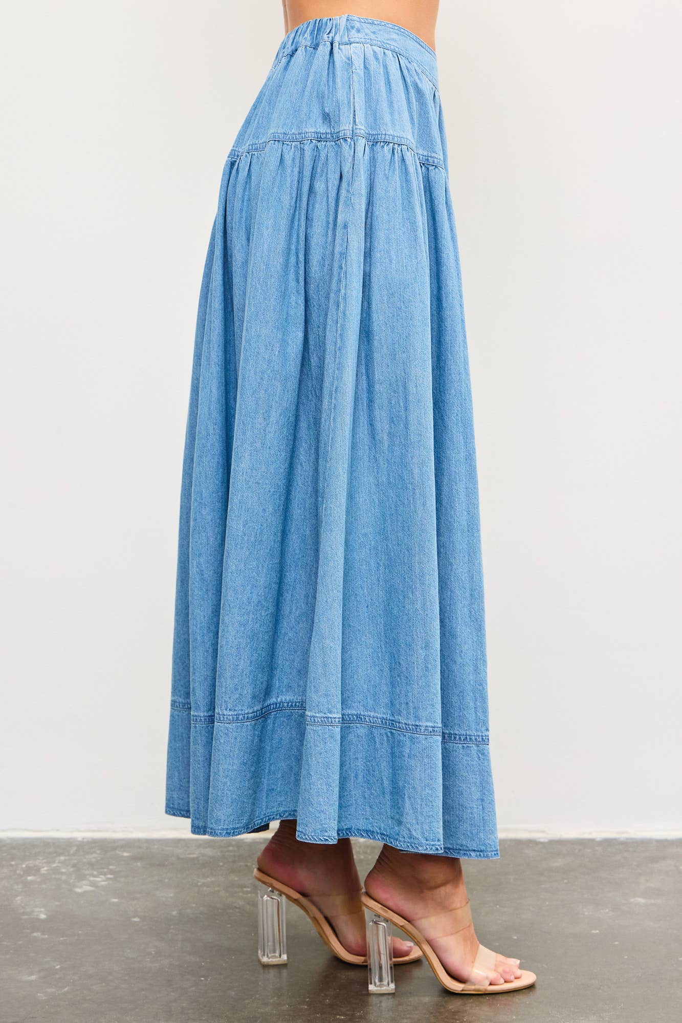 BANDED WAIST SHIRRING TIERED DENIM MIDI SKIRT: WASHED DS0755