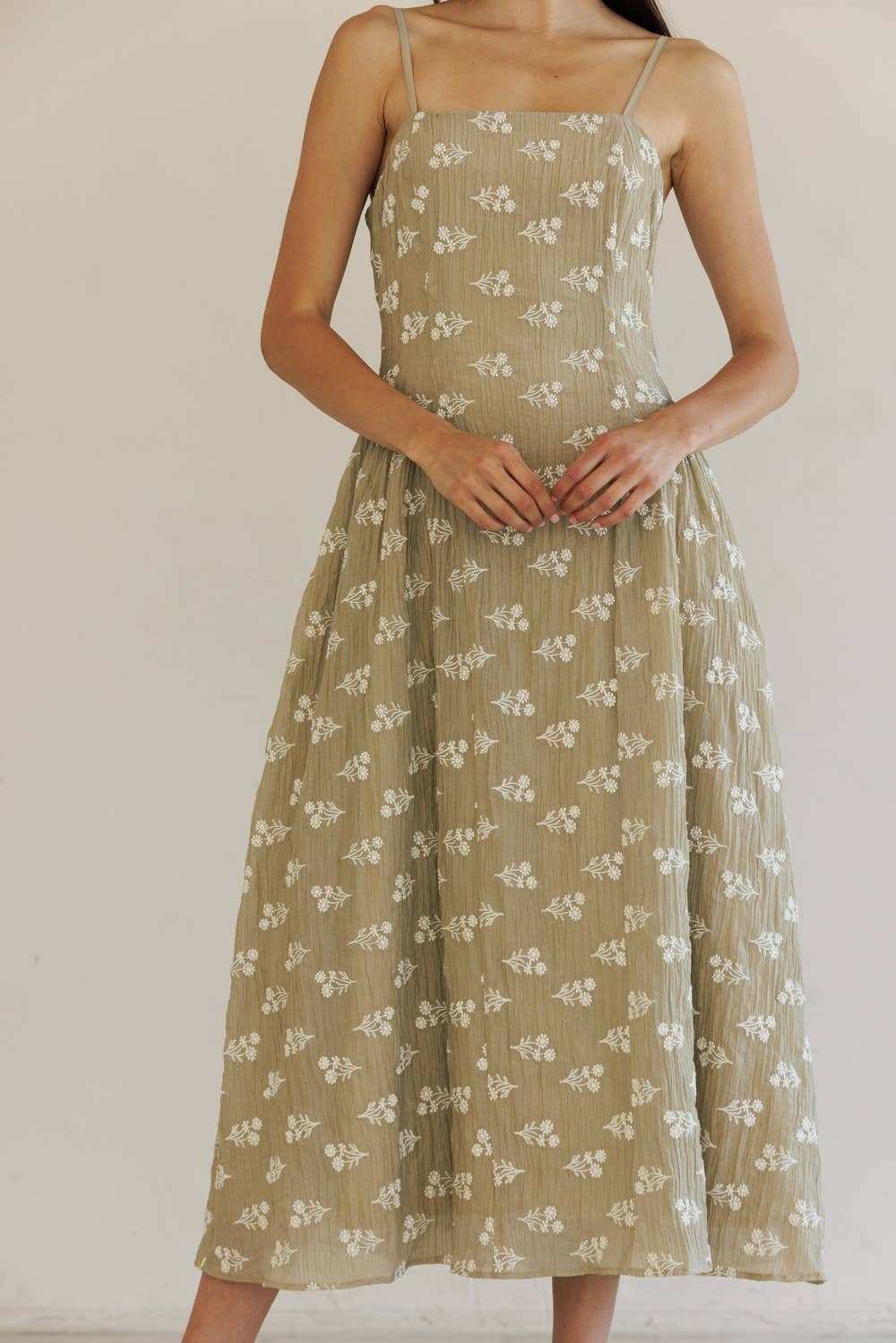 JD7742-FLORAL EMBROIDERED MIDI DRESS: TAUPE/IVORY