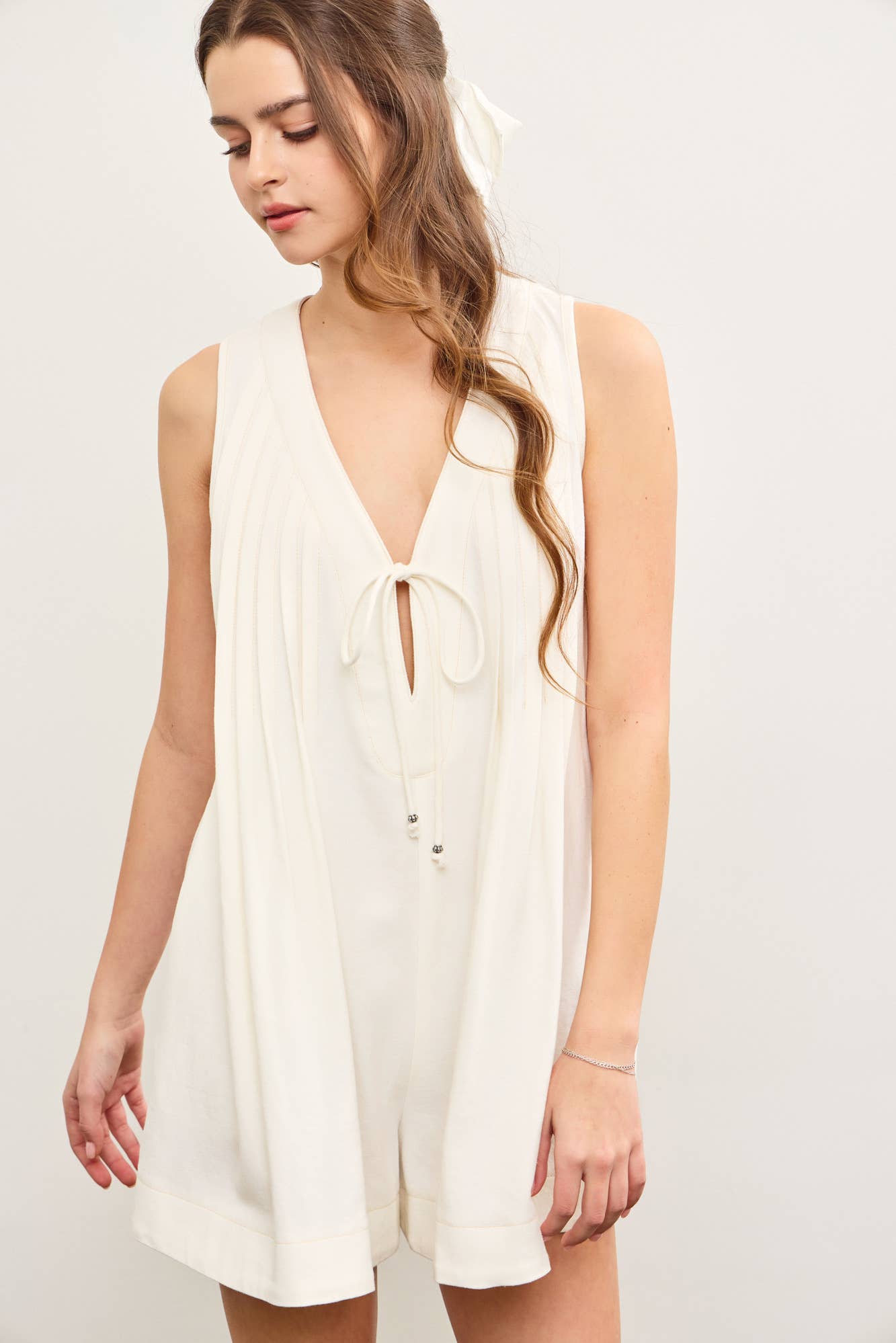 DEEP V NECK TIED FRONT PLEATED SLEEVELESS ROMPER: White / S24721
