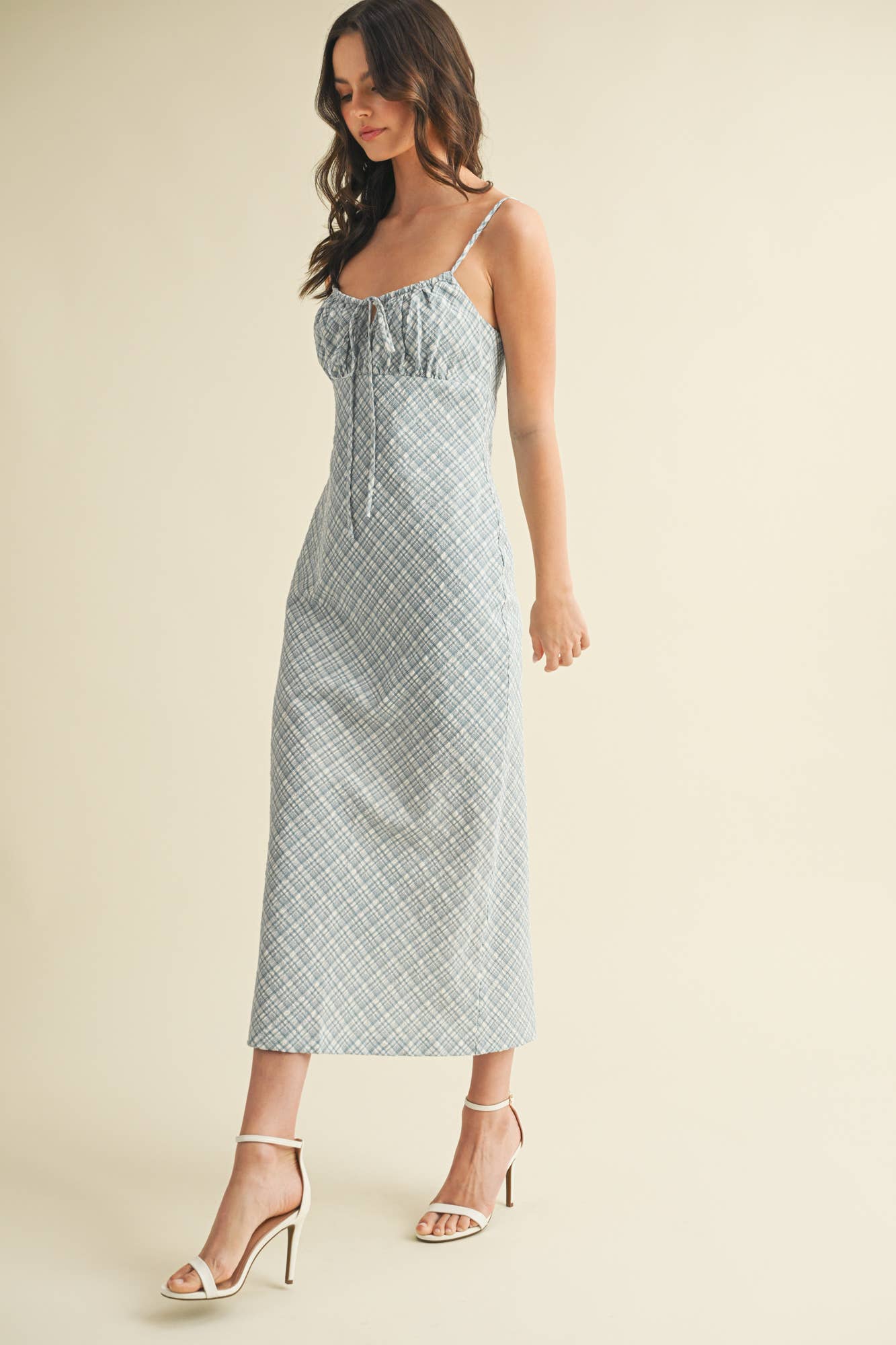 TEXTURED PLAID DRAWSTRING NECK MIDI DRESS: Black / S25182