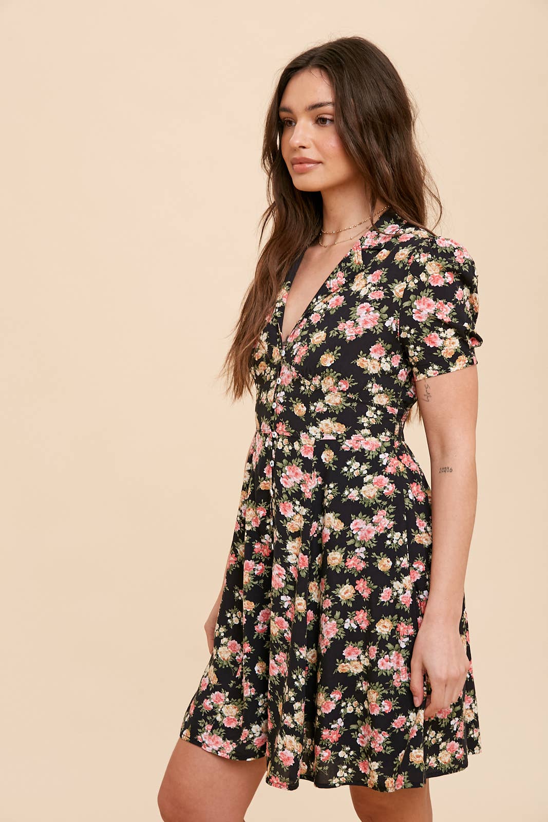 COLLARED BUTTON DOWN FLORAL MINI DRESS: CREME FLORAL / ILD4960-1