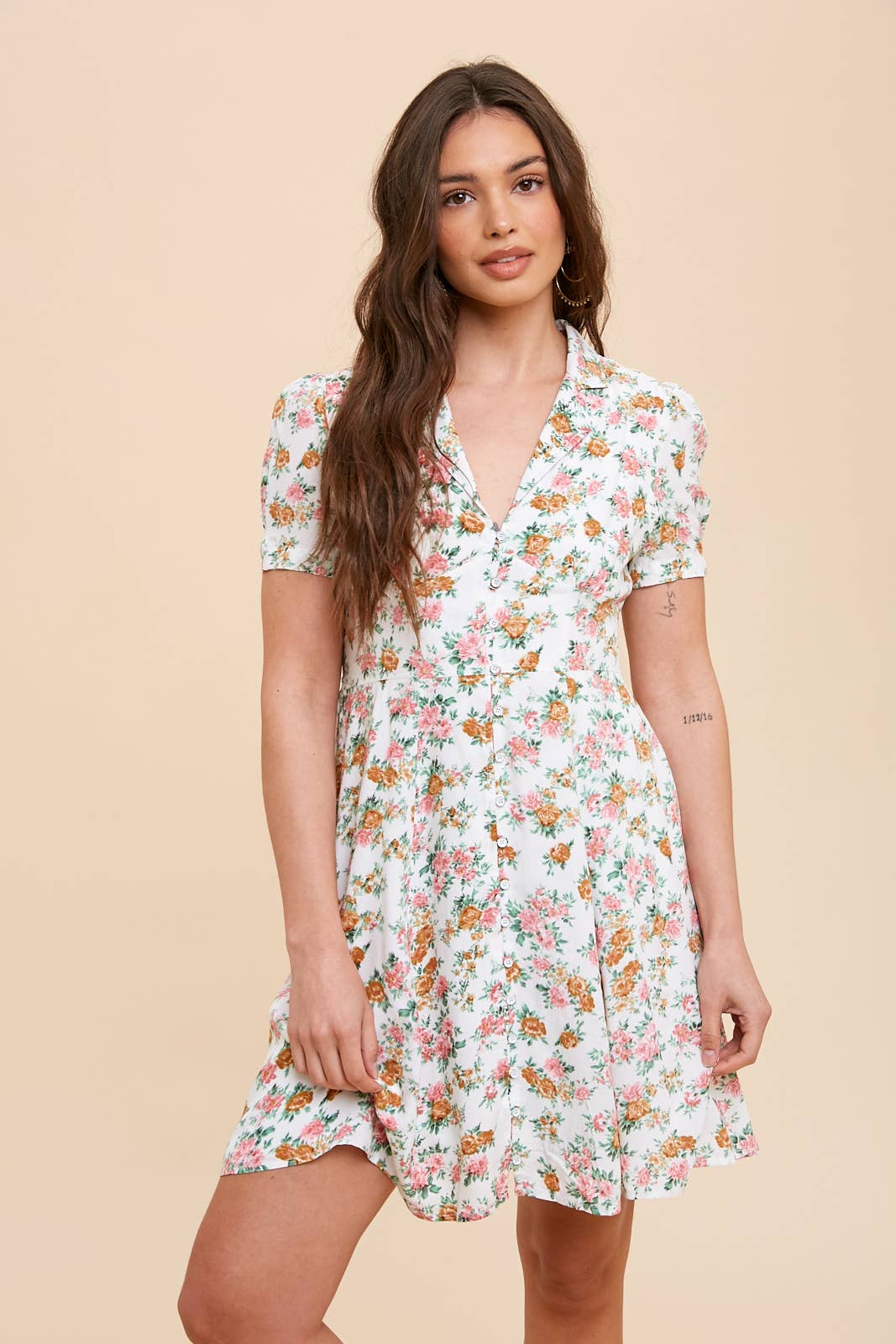 COLLARED BUTTON DOWN FLORAL MINI DRESS: CREME FLORAL / ILD4960-1