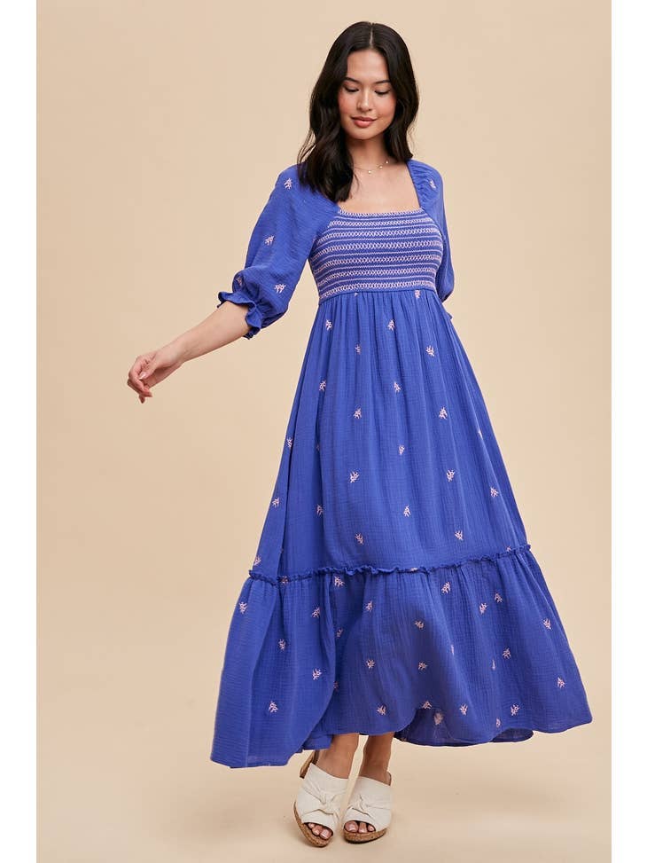 EMBROIDERED COTTON GAUZE SMOCKED DRESS: OFF WHITE / ILD5490