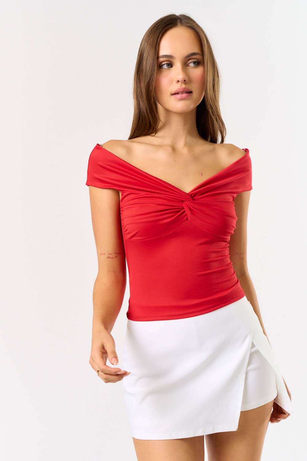BT20176 TWIST-FRONT OFF SHOULDER CROP TOP : Off-White