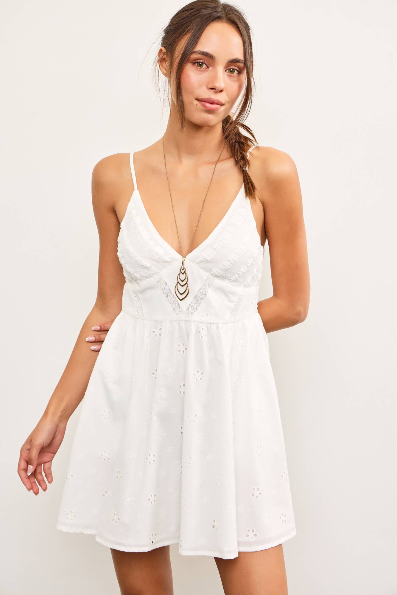 EYELET DETAIL MINI DRESS: White / S24381