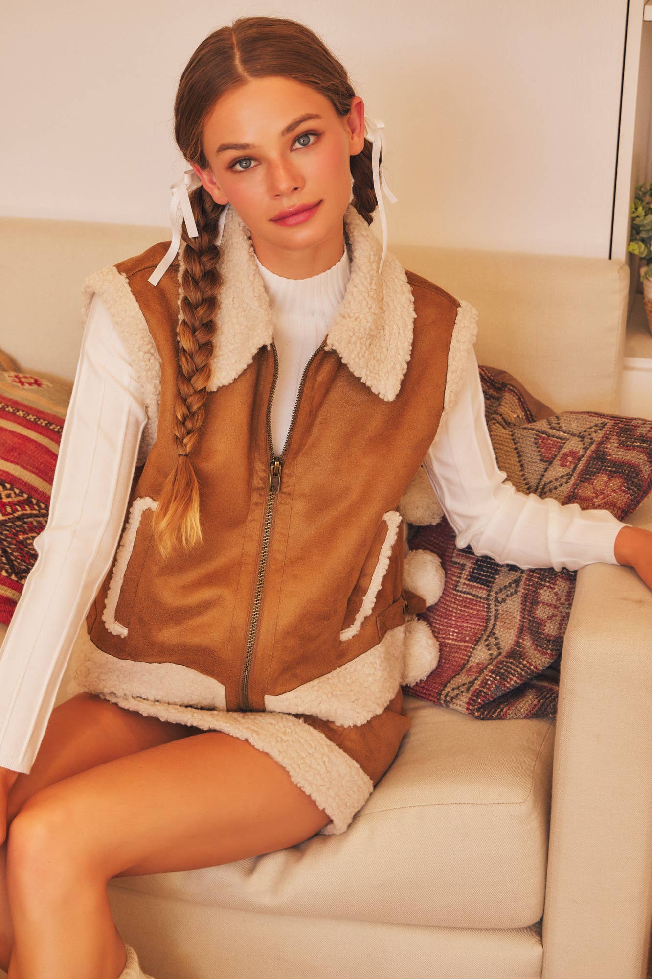 SIDE BUCKLE DETAILED SHEARING MUSTANG VEST: HICKORY BROWN / S23973