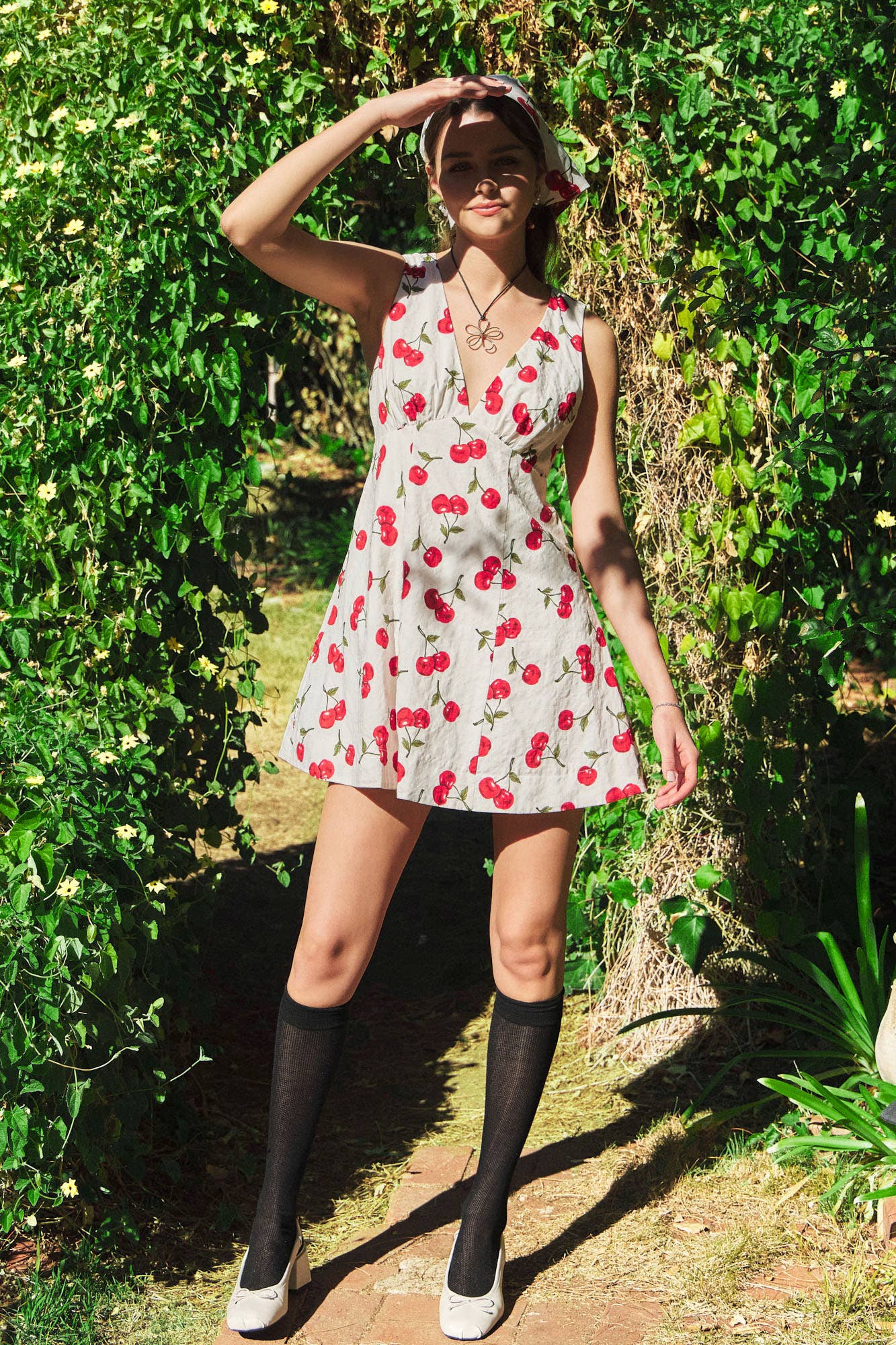 DEEP V NECK PRINTED SLEEVELESS DRESS: CHERRY / S25043UGG