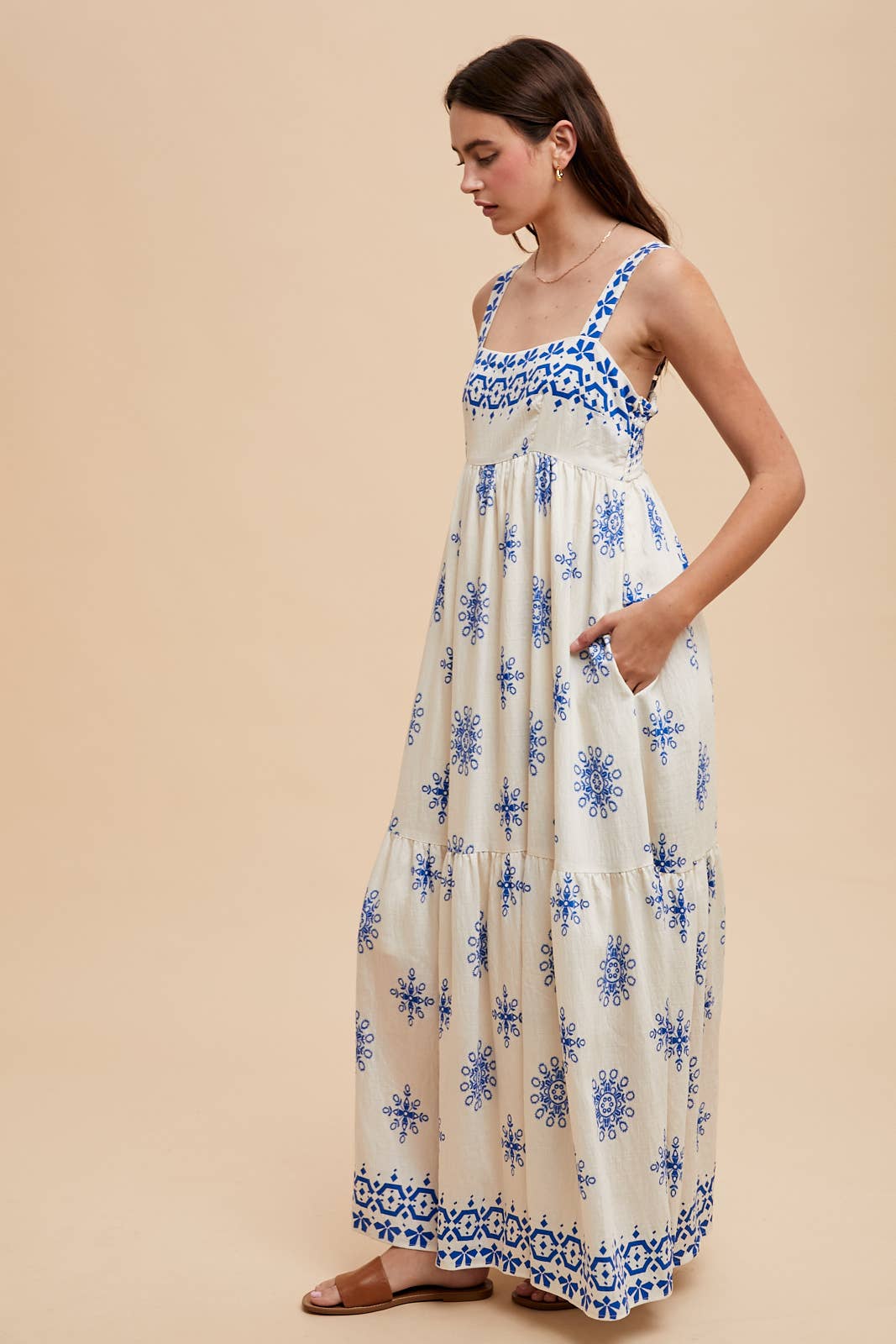 BORDER PRINT MAXI DRESS: BRAN / ILD6311