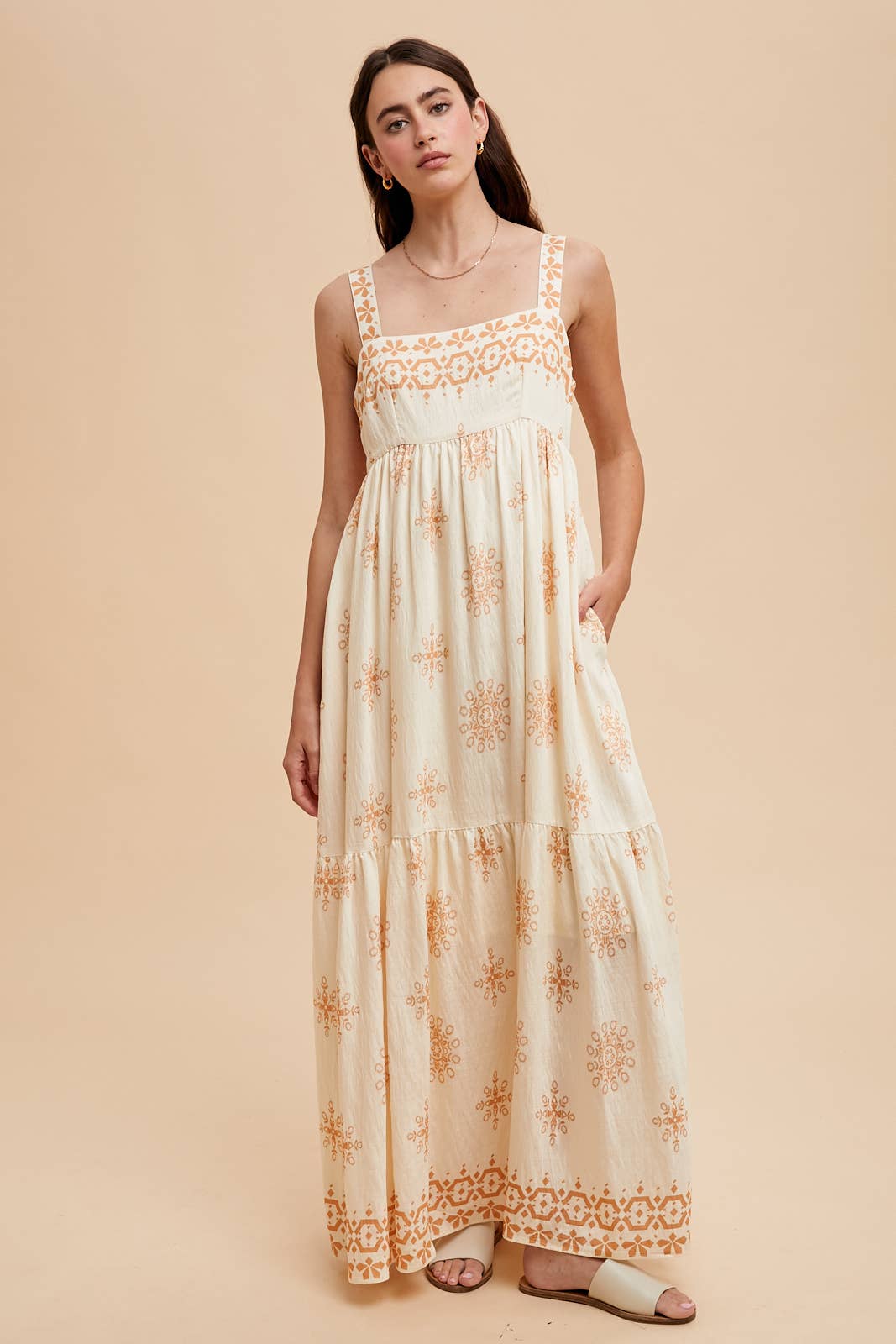 BORDER PRINT MAXI DRESS: BRAN / ILD6311