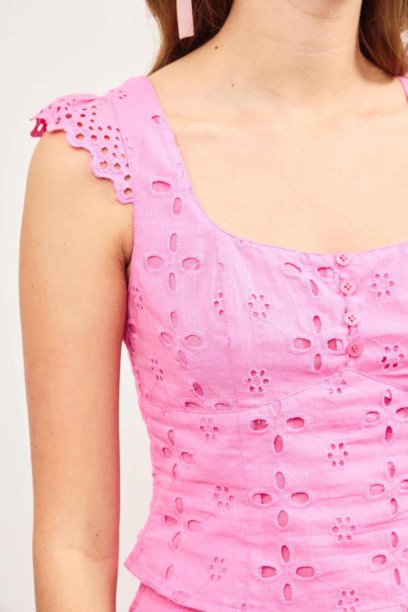 TIED BACK EYELET LACE CAP SLEEVE TOP: White / S24508