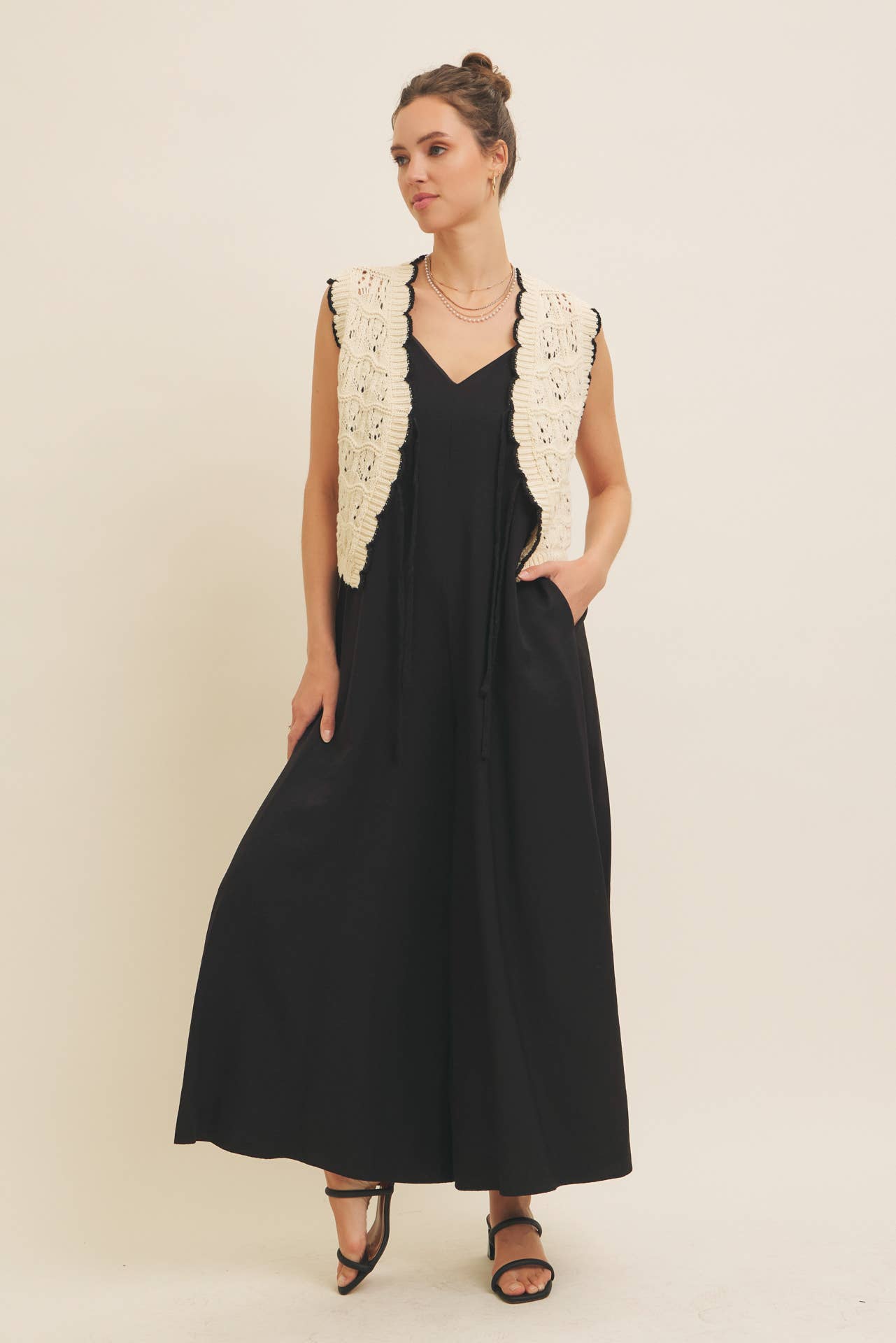 CROCHET SWEATER VEST WITH SCALLOP AND BOW DETAILS: NATURAL/BLACK / 1719SW