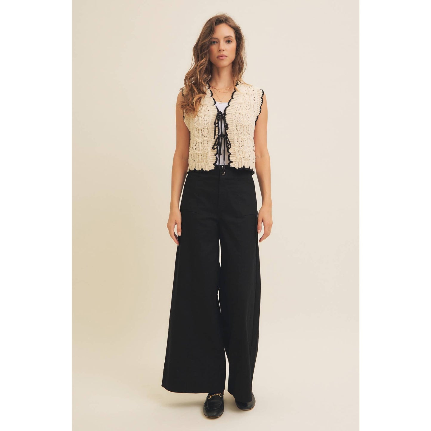 CROCHET SWEATER VEST WITH SCALLOP AND BOW DETAILS: NATURAL/BLACK / 1719SW