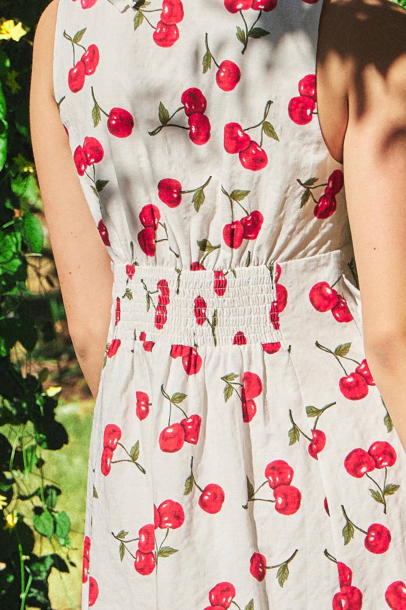 DEEP V NECK PRINTED SLEEVELESS DRESS: CHERRY / S25043UGG