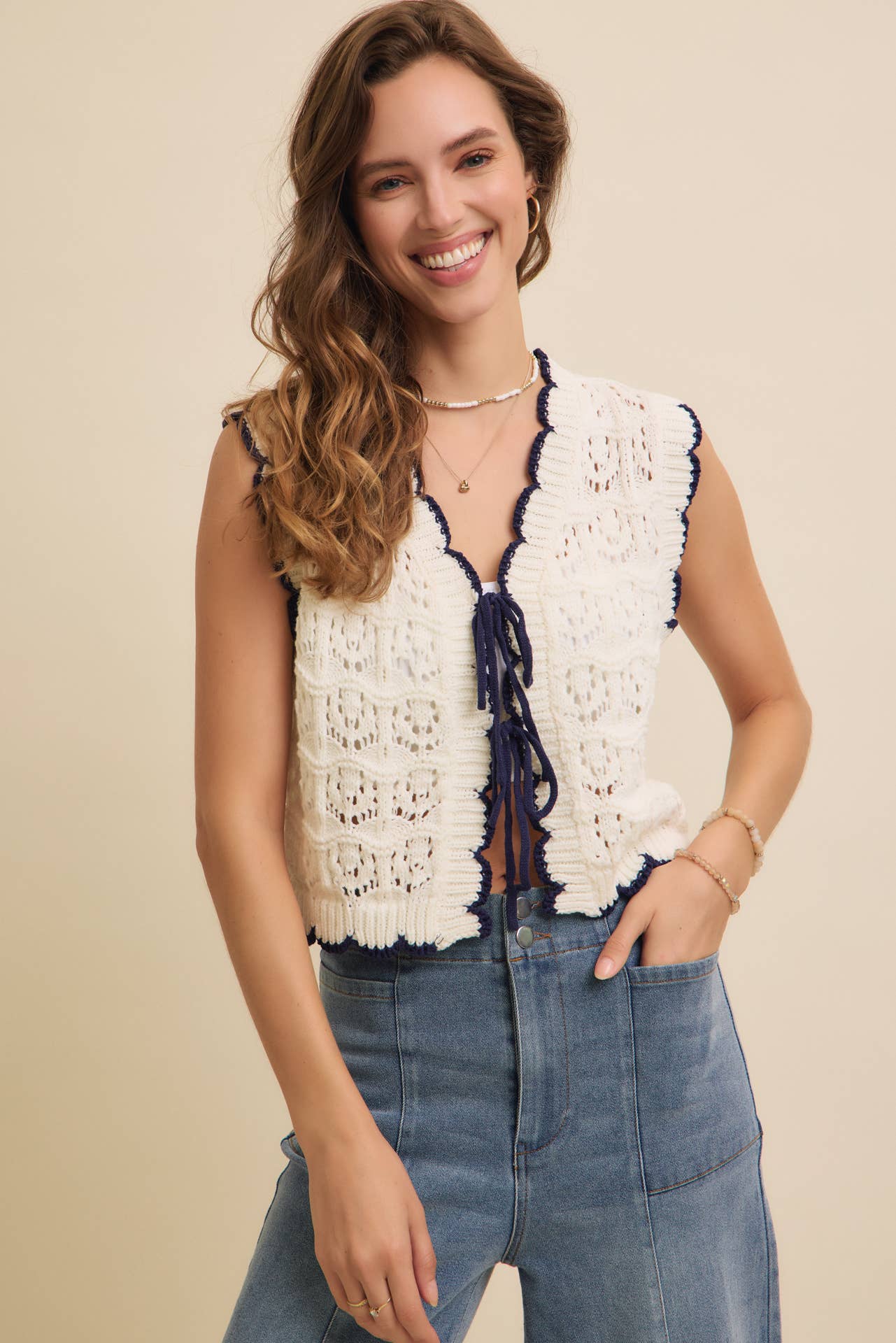 CROCHET SWEATER VEST WITH SCALLOP AND BOW DETAILS: NATURAL/BLACK / 1719SW