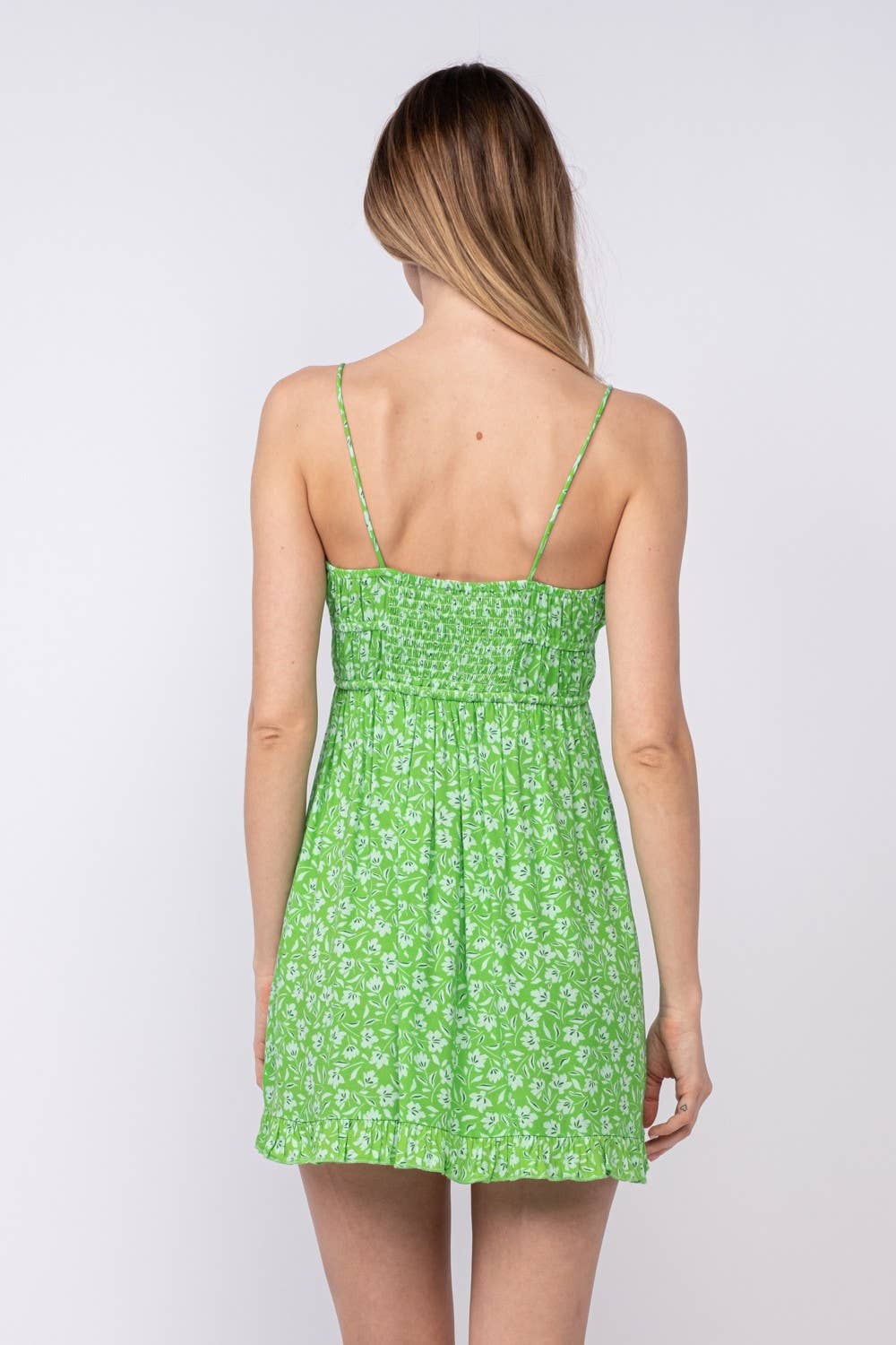 FRONT DOUBLE-TIE STRAP RUFFLE TRIM MINI DRESS: Green Fact / SM-D20405A