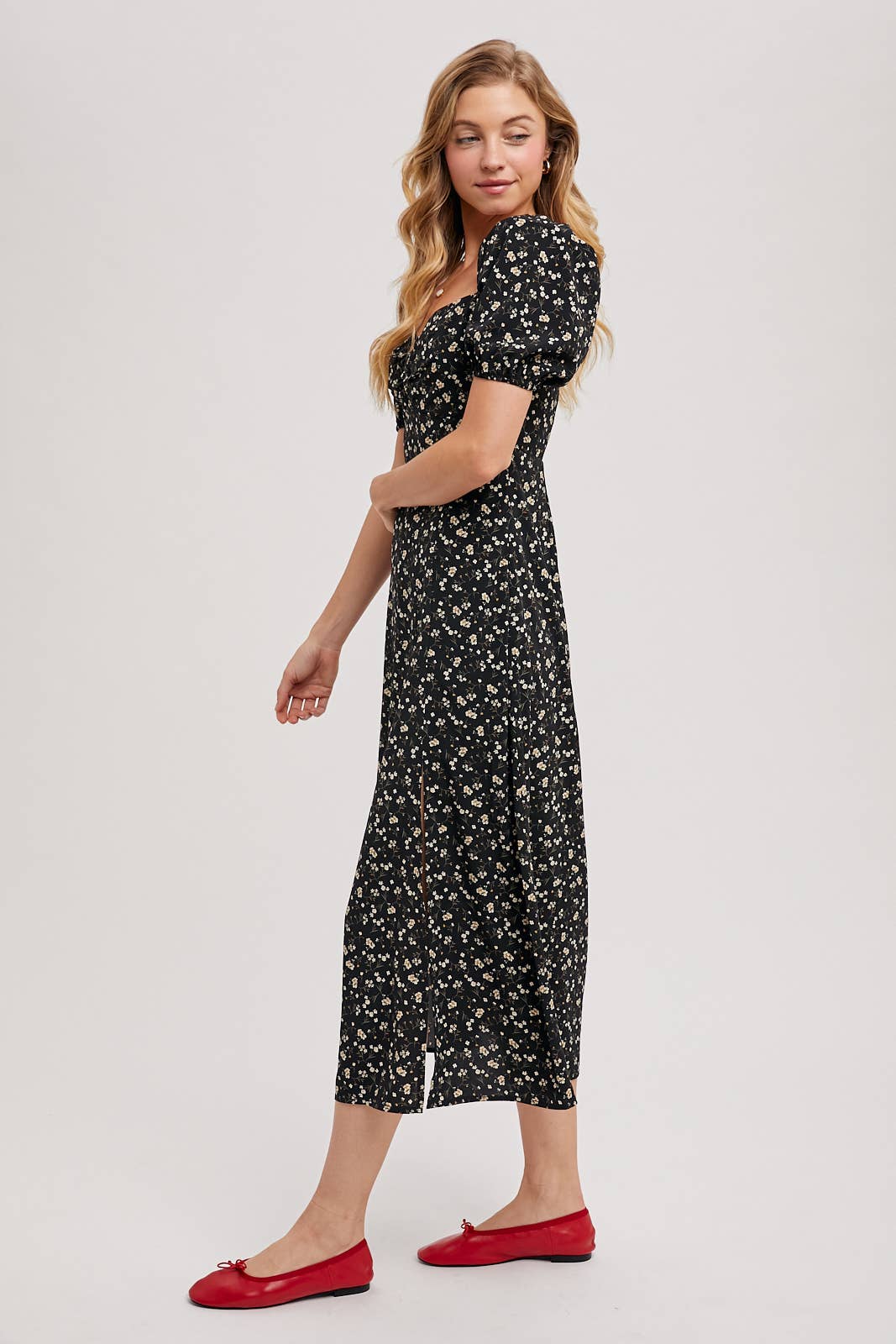 DITSY FLORAL PRINT SWEETHEART NECKLINE MIDI DRESS: Black / D02767