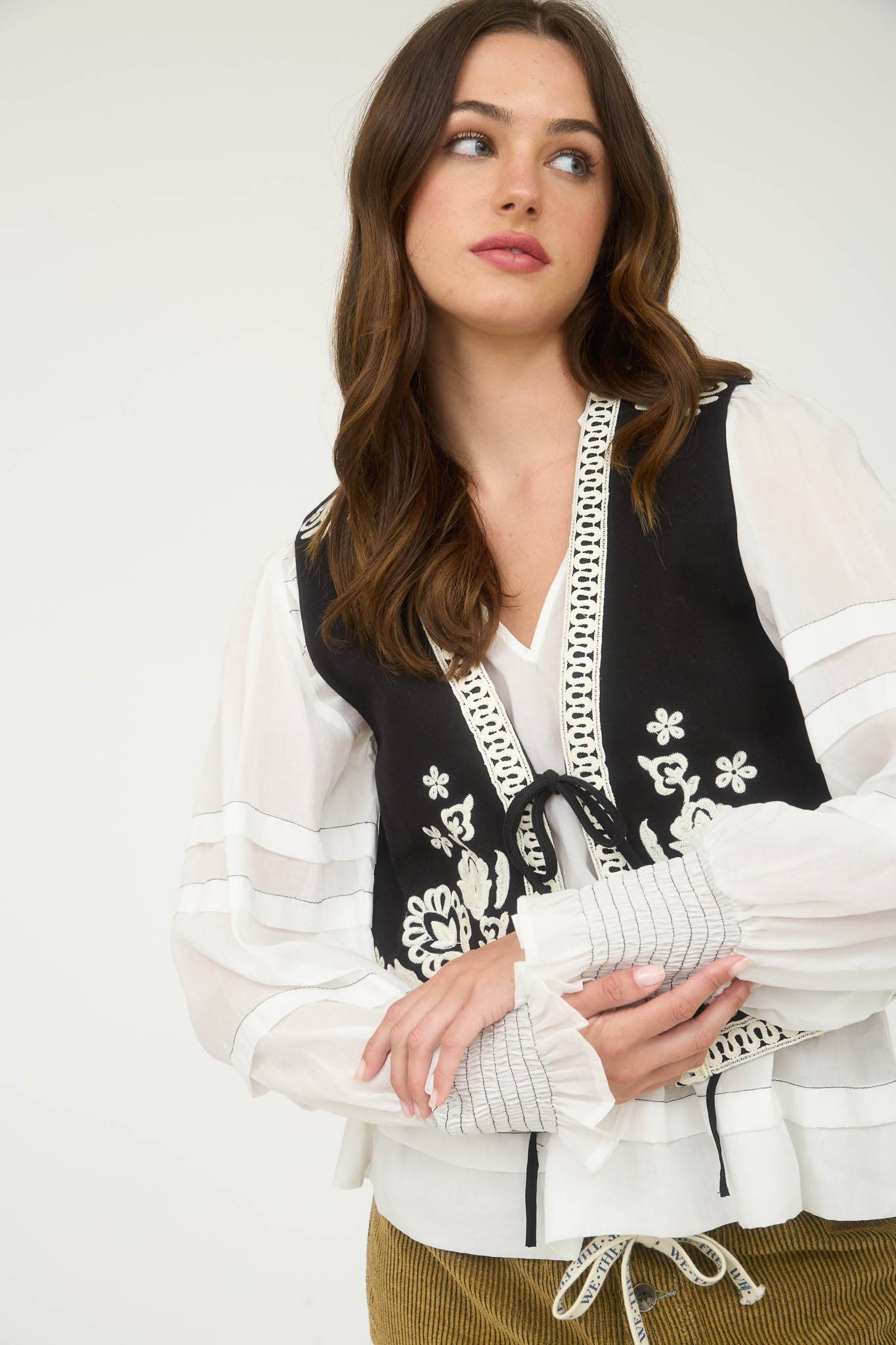 EMBROIDERY DETAIL FRONT TIE SLEEVELESS VEST: ECRU B5SJ1011