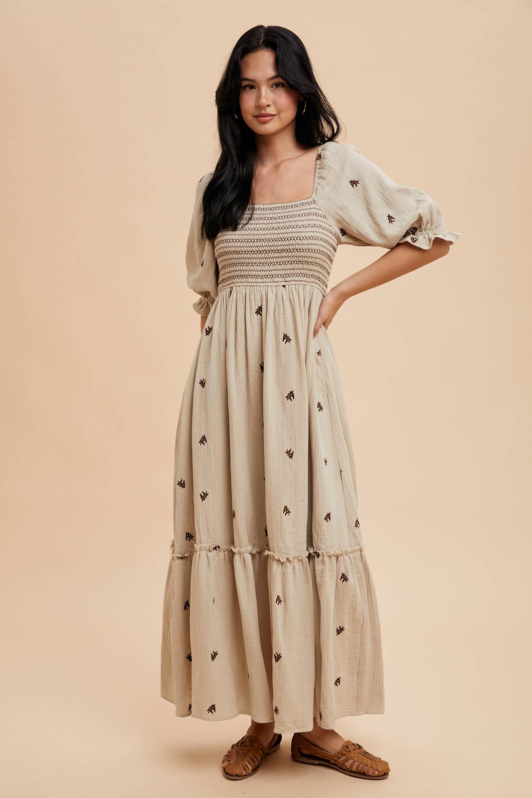 EMBROIDERED COTTON GAUZE SMOCKED DRESS: OFF WHITE / ILD5490