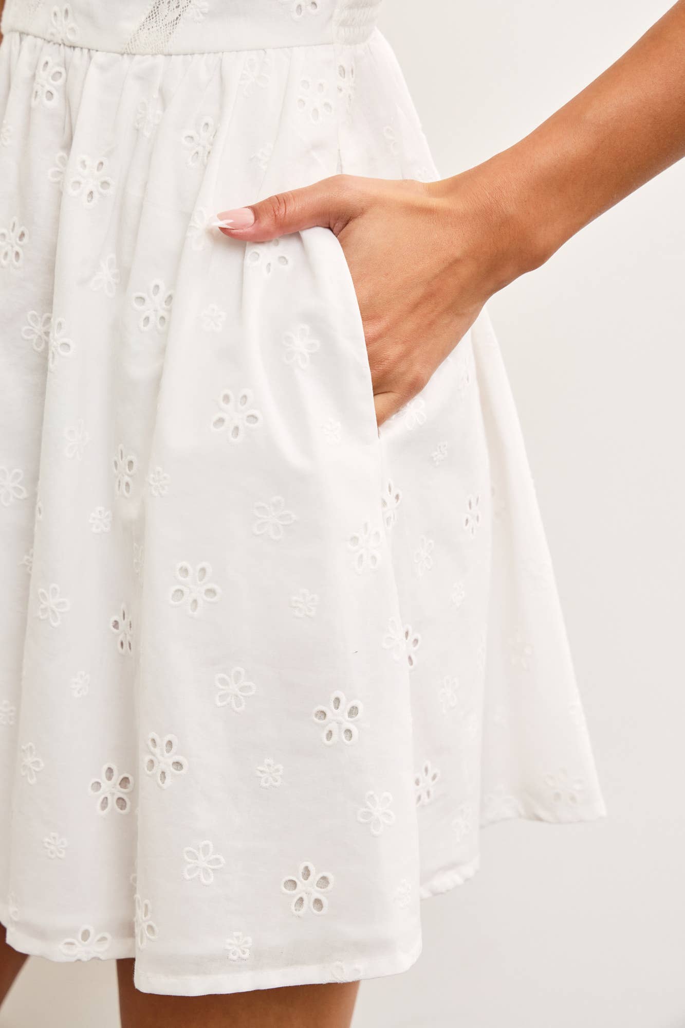 EYELET DETAIL MINI DRESS: White / S24381