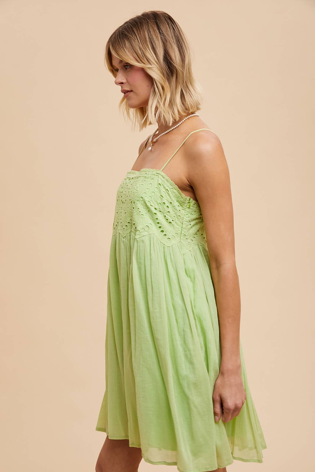 ILD5675 EYELET BABYDOLL MINI DRESS: OFF-WHITE