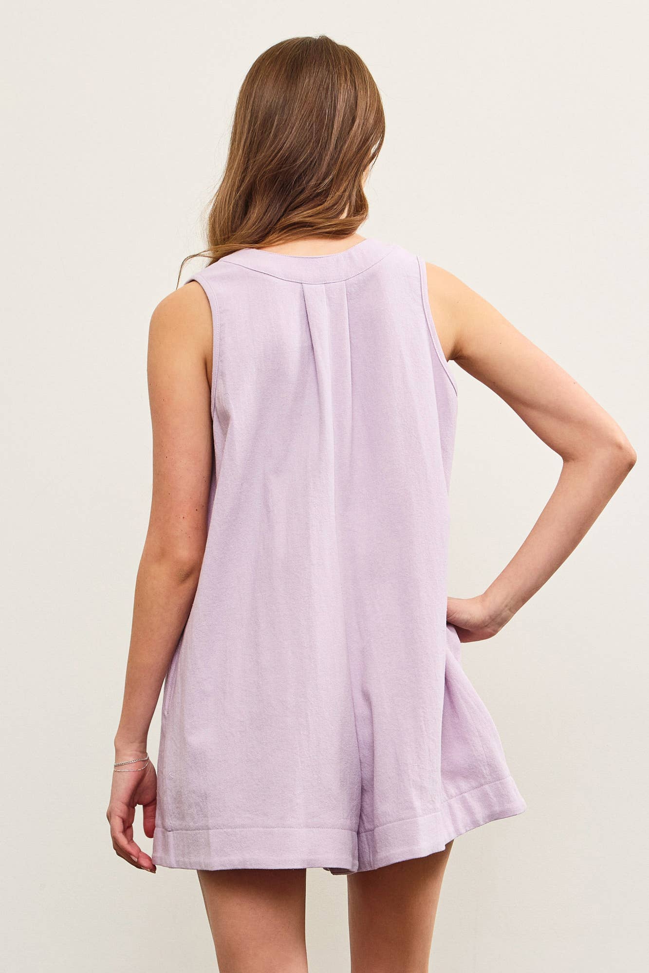 DEEP V NECK TIED FRONT PLEATED SLEEVELESS ROMPER: White / S24721